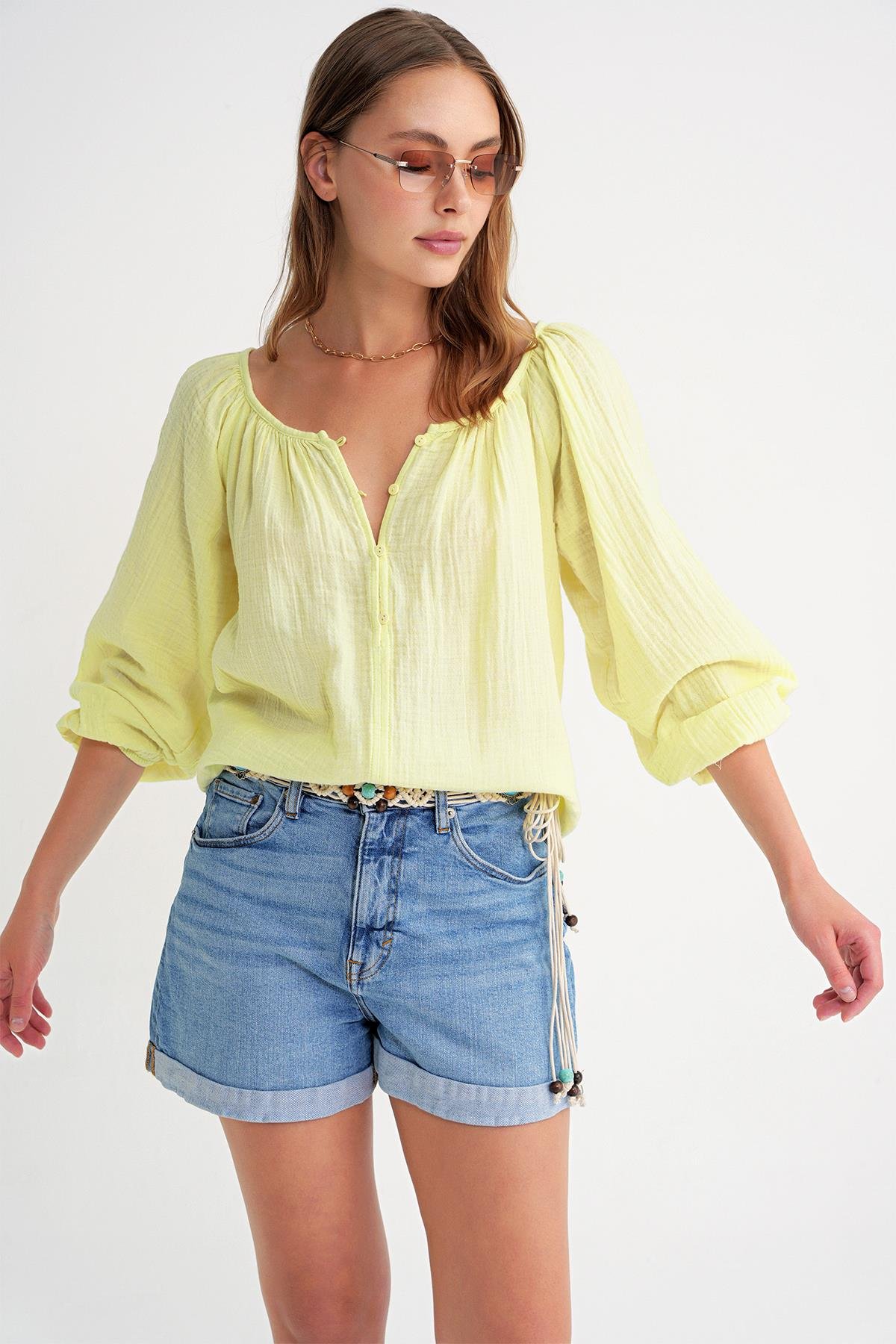 4707 Kadın Yakası Büzgülü Kolu Lastikli Bol Müslin Bluz Pastel Sarısı