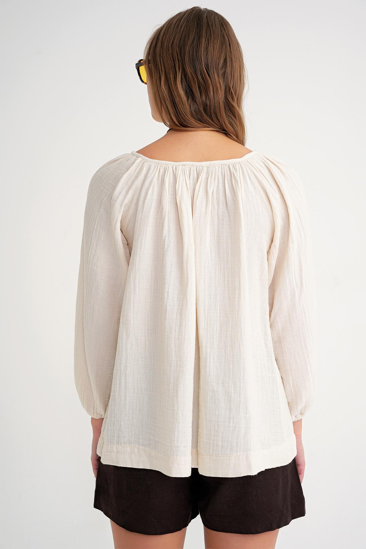 4707 Kadın Yakası Büzgülü Kolu Lastikli Bol Müslin Bluz Naturel