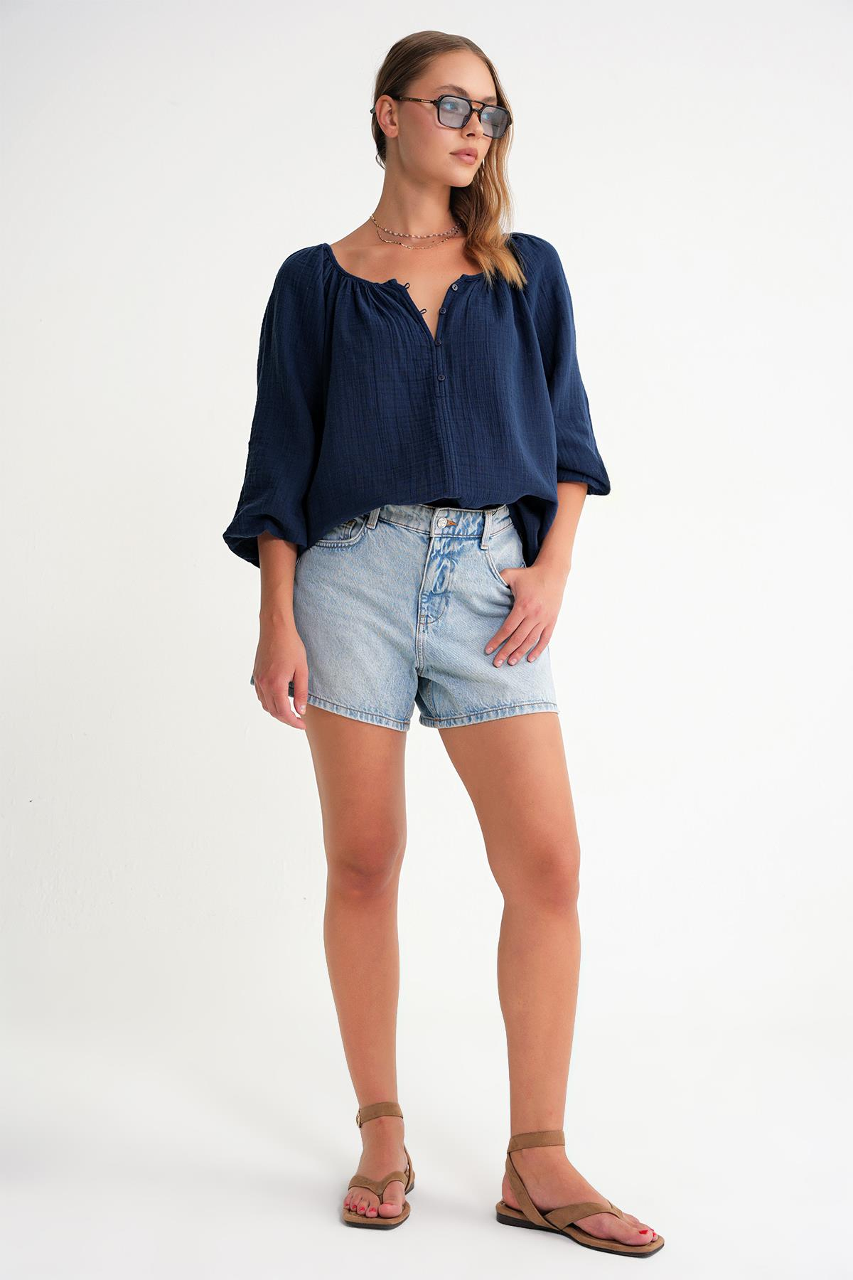 4707 Kadın Yakası Büzgülü Kolu Lastikli Bol Müslin Bluz Lacivert