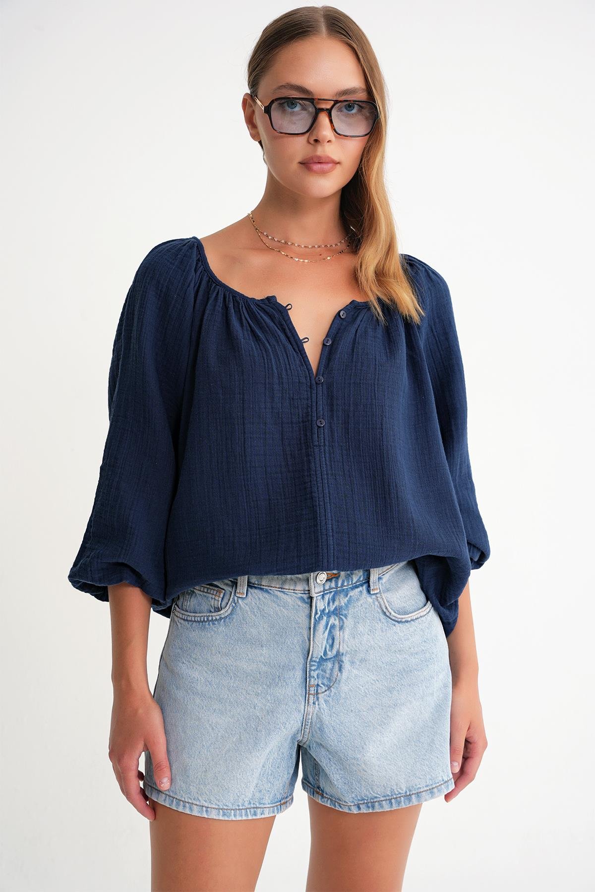 4707 Kadın Yakası Büzgülü Kolu Lastikli Bol Müslin Bluz Lacivert