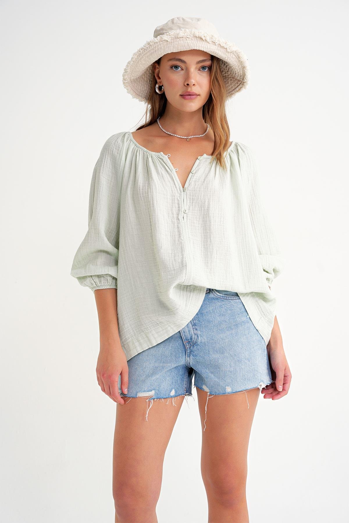 4707 Kadın Yakası Büzgülü Kolu Lastikli Bol Müslin Bluz Adaçayı