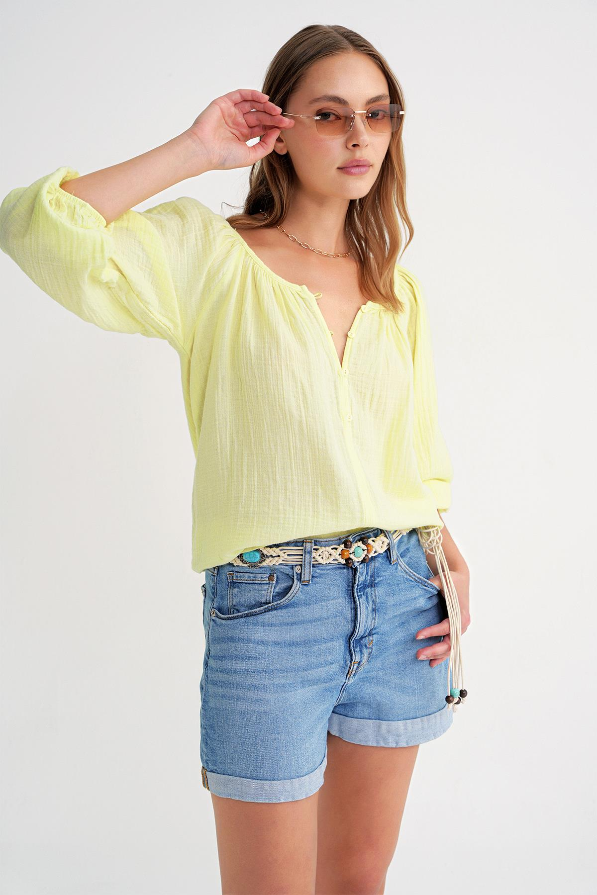 4707 Kadın Yakası Büzgülü Kolu Lastikli Bol Müslin Bluz Pastel Sarısı