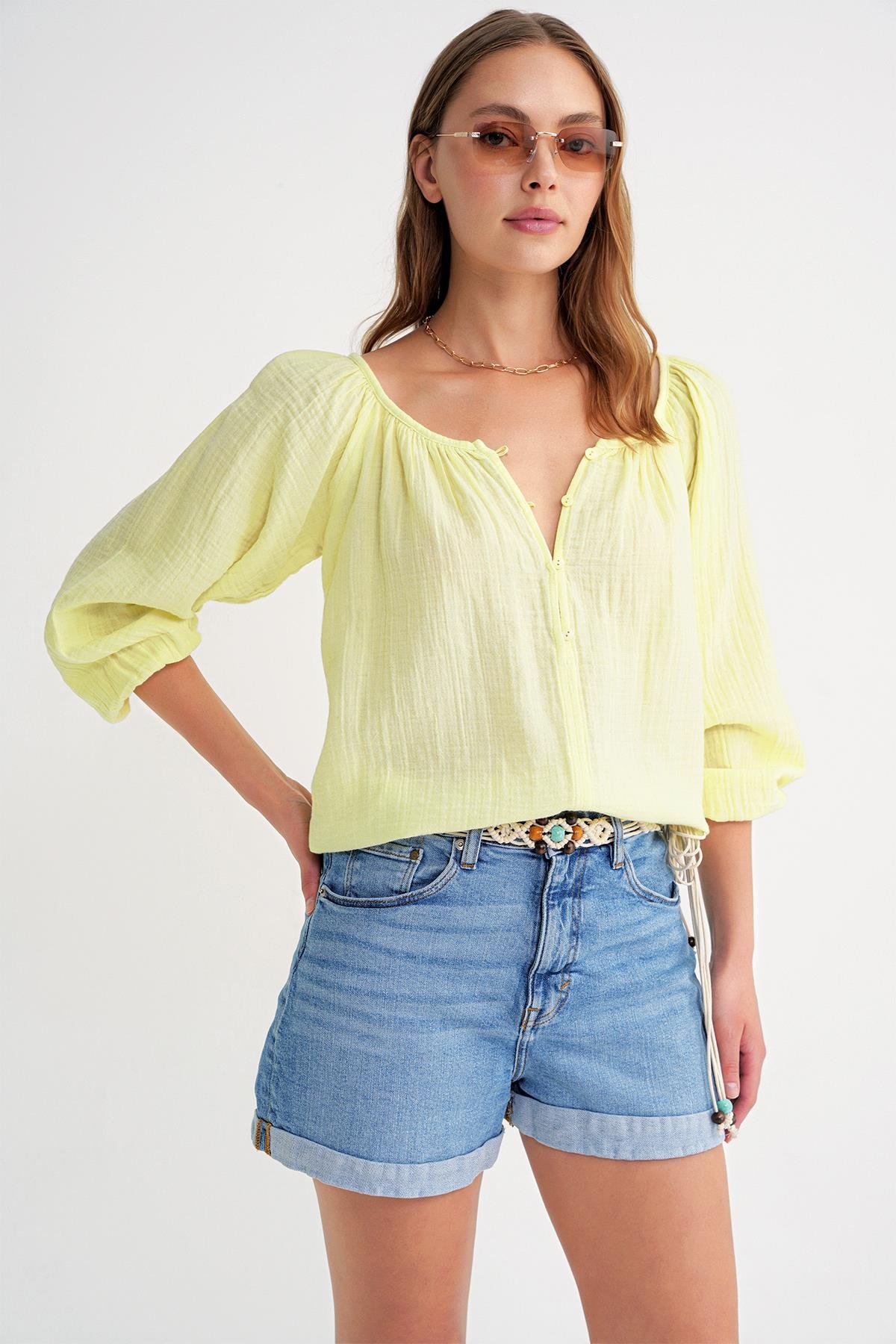 4707 Kadın Yakası Büzgülü Kolu Lastikli Bol Müslin Bluz Pastel Sarısı