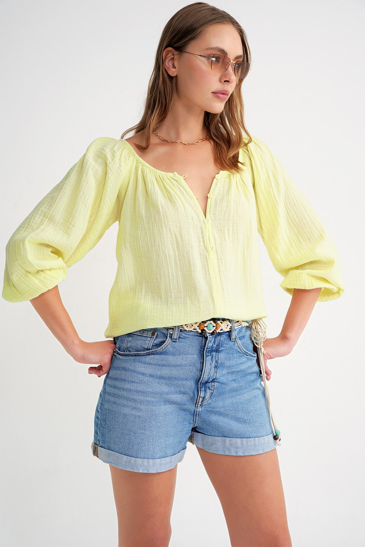 4707 Kadın Yakası Büzgülü Kolu Lastikli Bol Müslin Bluz Pastel Sarısı