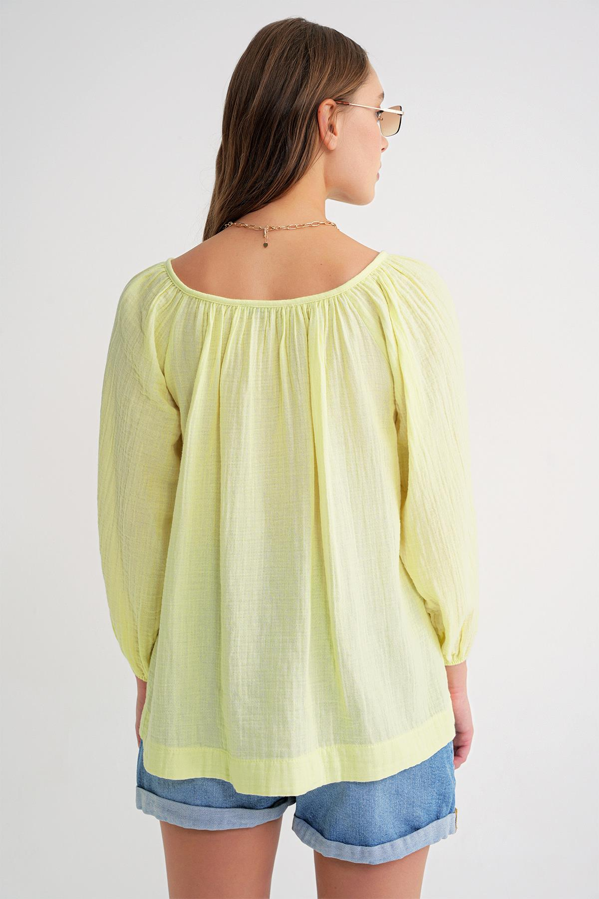 4707 Kadın Yakası Büzgülü Kolu Lastikli Bol Müslin Bluz Pastel Sarısı