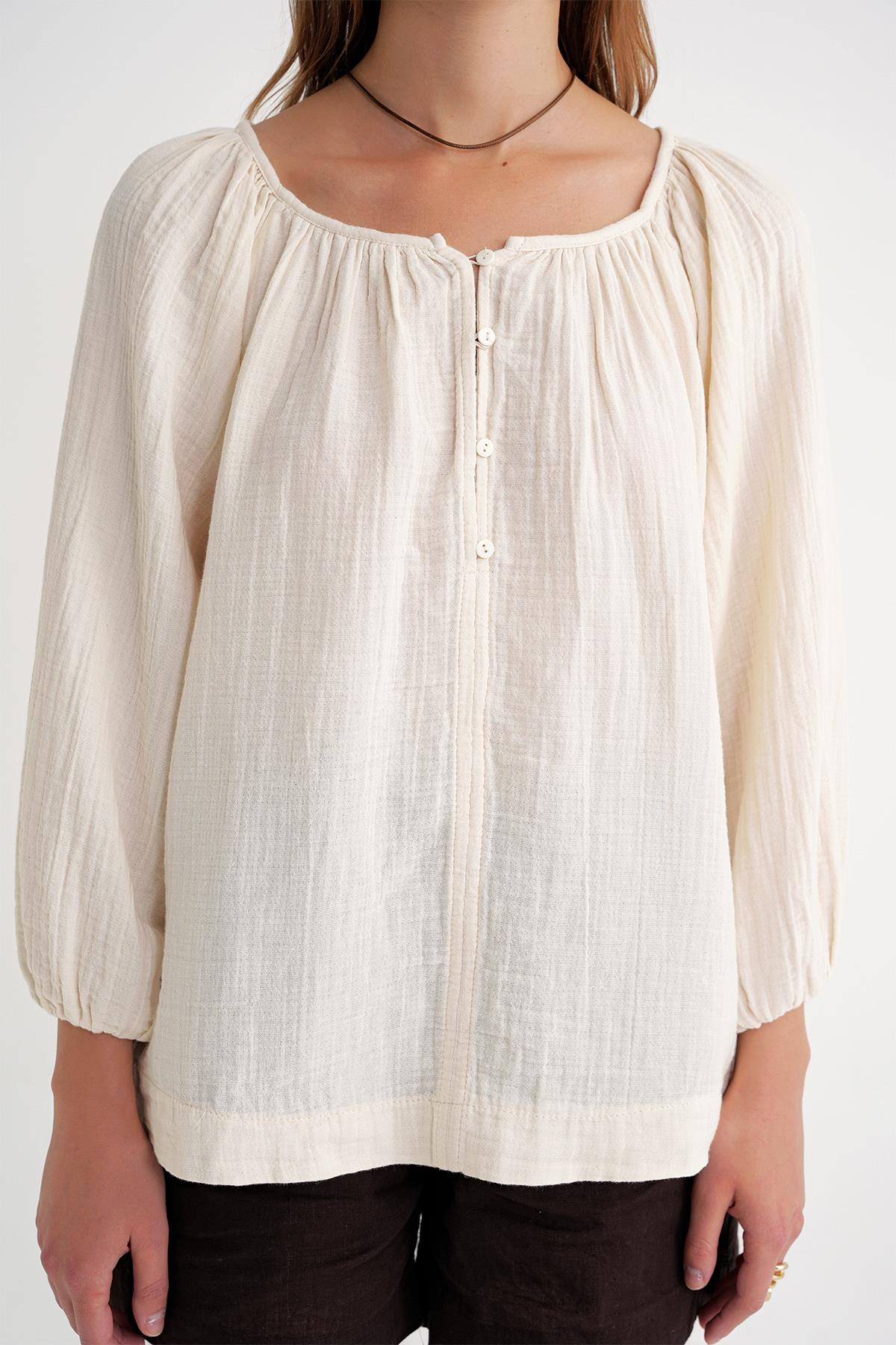 4707 Kadın Yakası Büzgülü Kolu Lastikli Bol Müslin Bluz Naturel