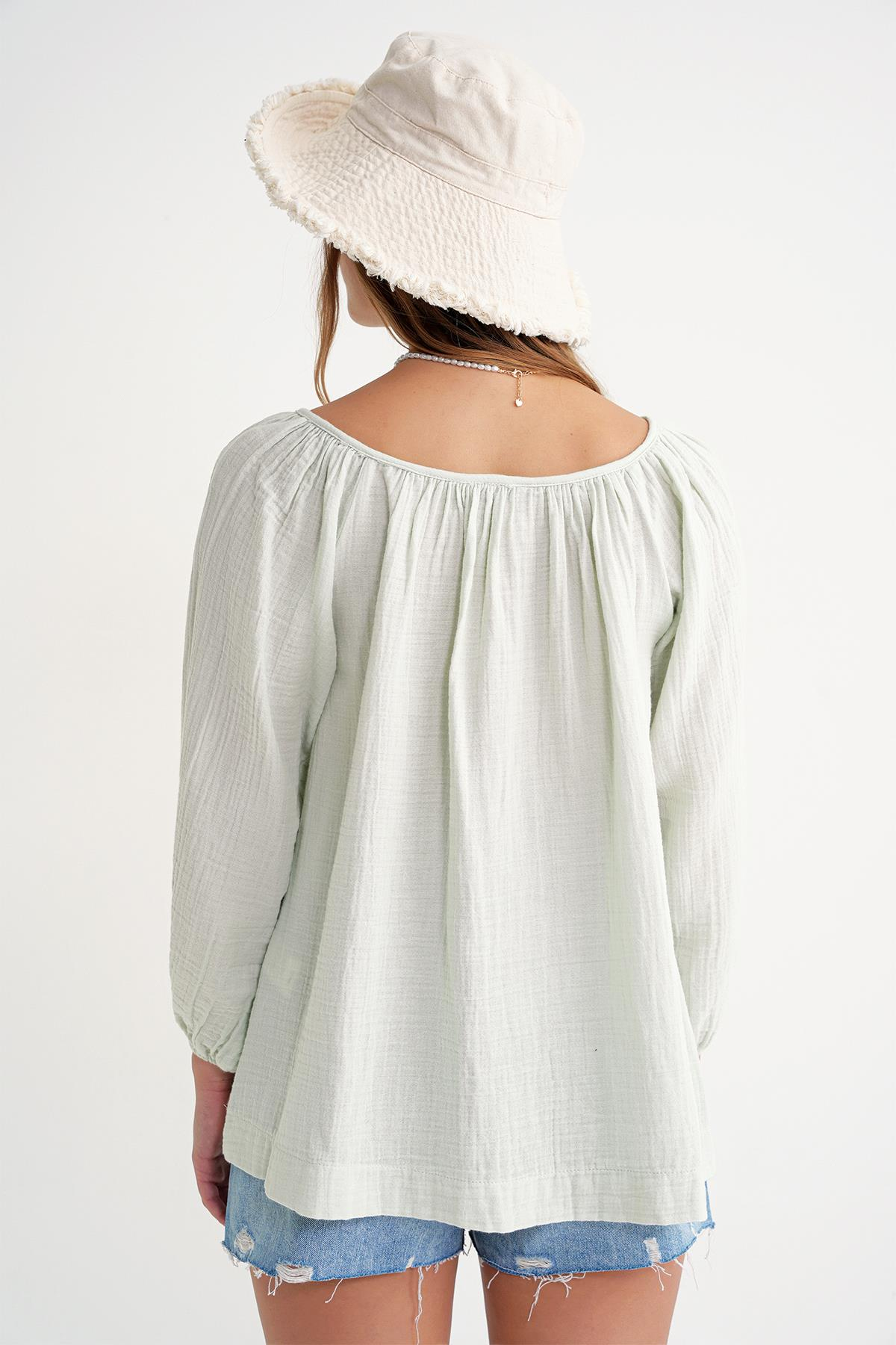 4707 Kadın Yakası Büzgülü Kolu Lastikli Bol Müslin Bluz Adaçayı