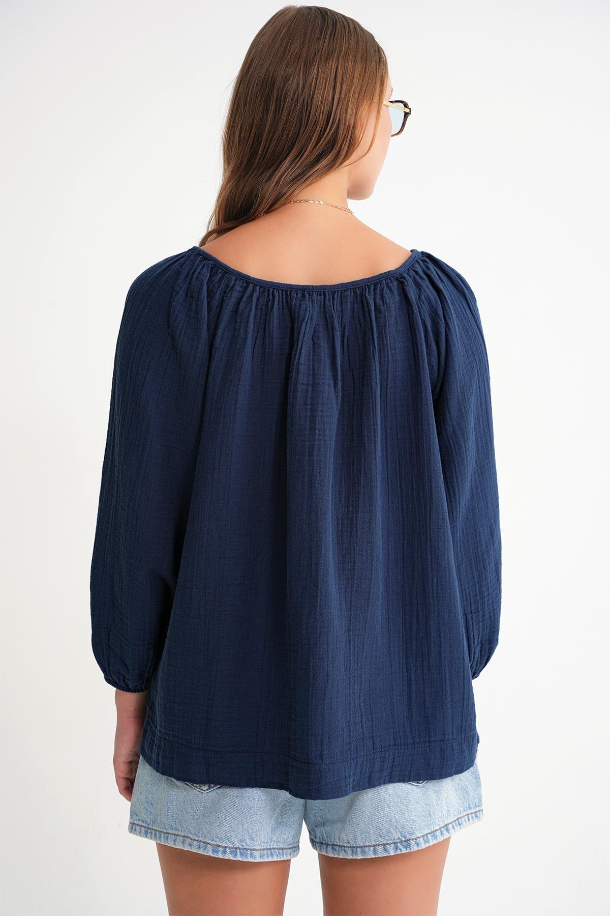4707 Kadın Yakası Büzgülü Kolu Lastikli Bol Müslin Bluz Lacivert