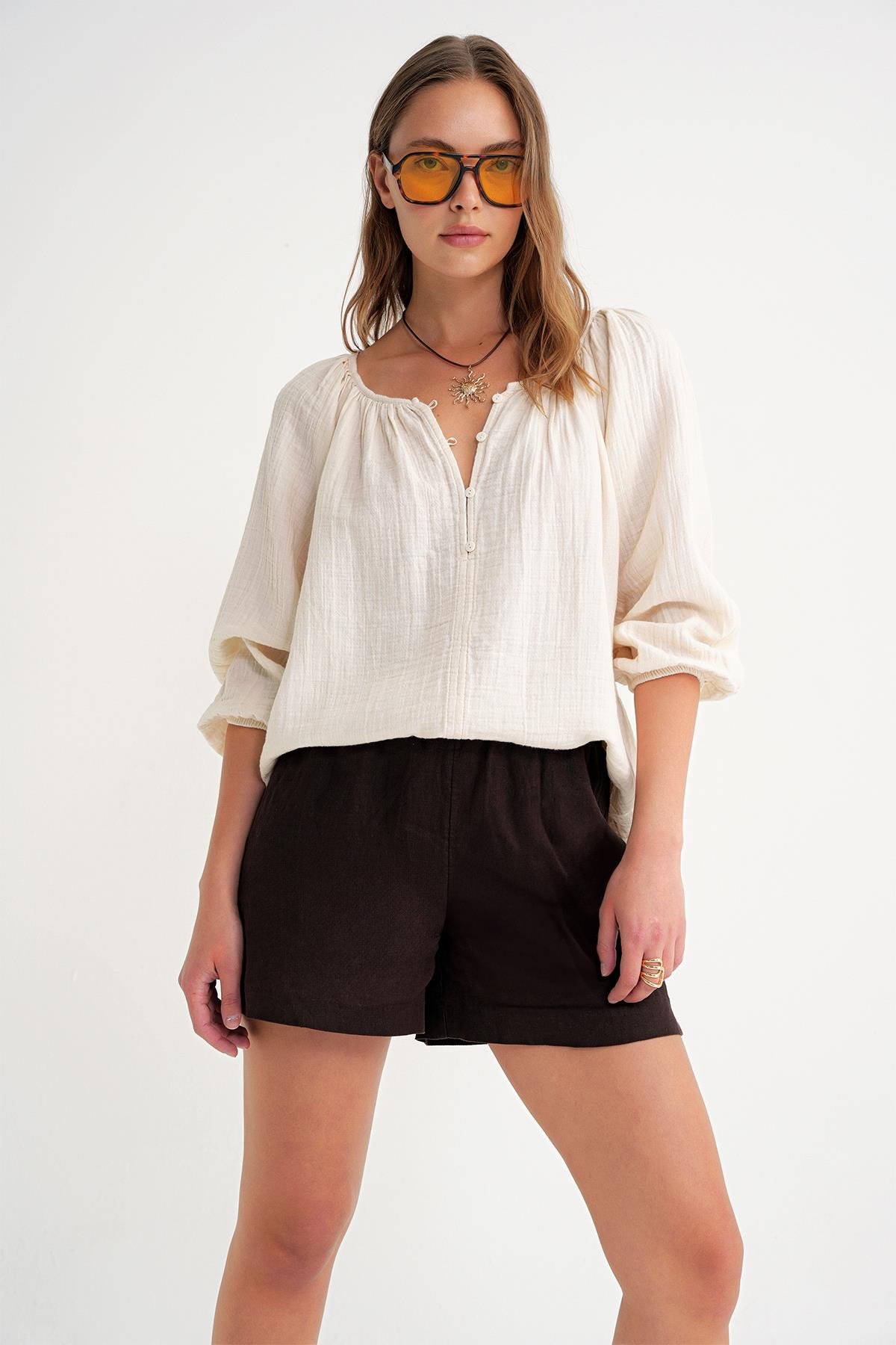4707 Kadın Yakası Büzgülü Kolu Lastikli Bol Müslin Bluz Naturel