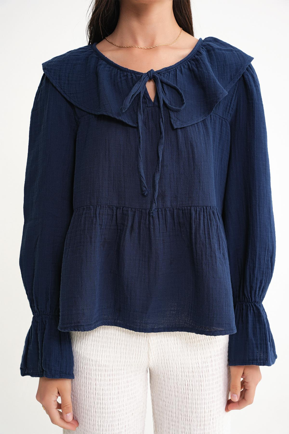 4714 Kadın Yakası Volanlı Bol Müslin Bluz Lacivert