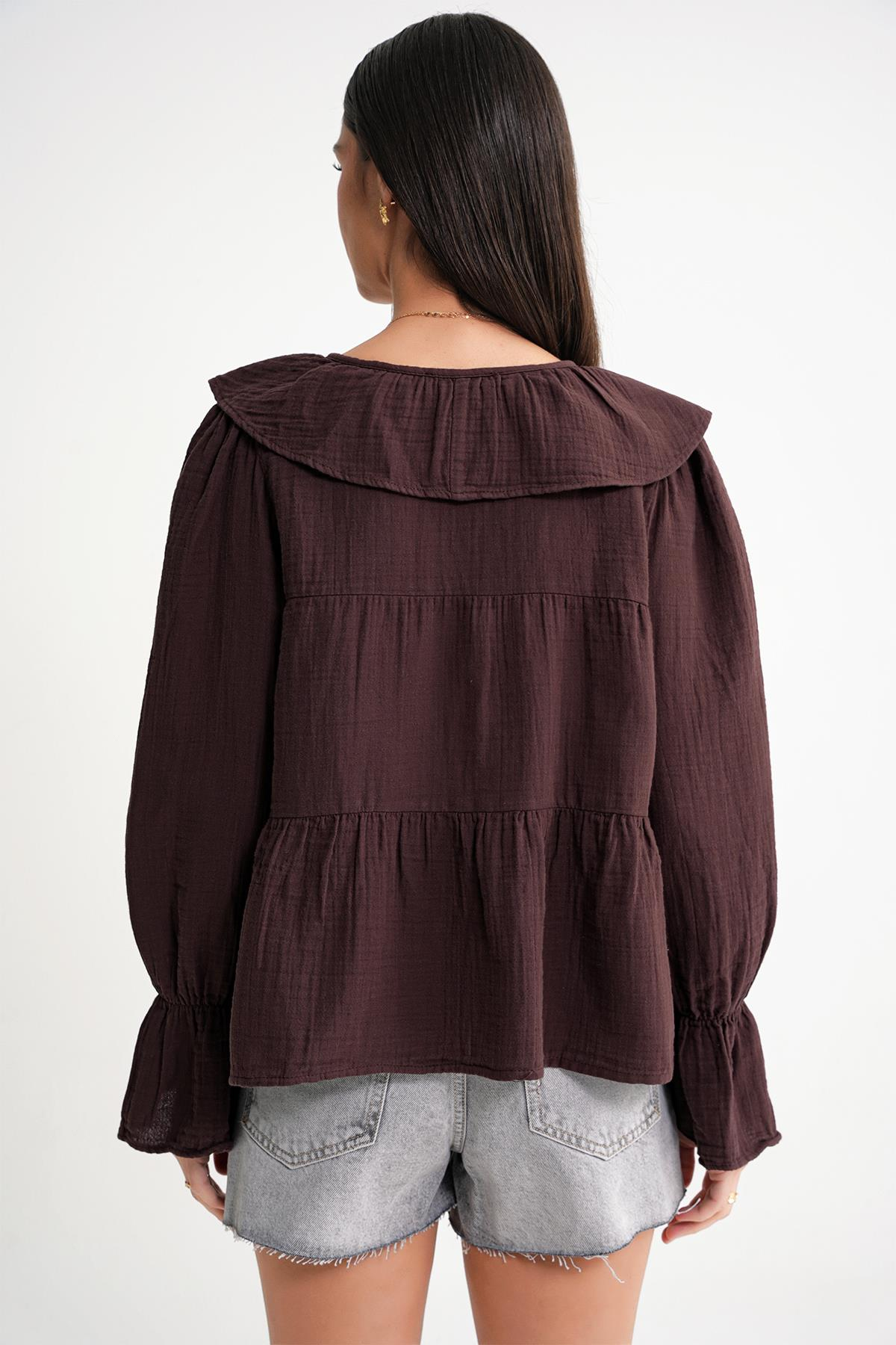 4714 Kadın Yakası Volanlı Bol Müslin Bluz Kahve