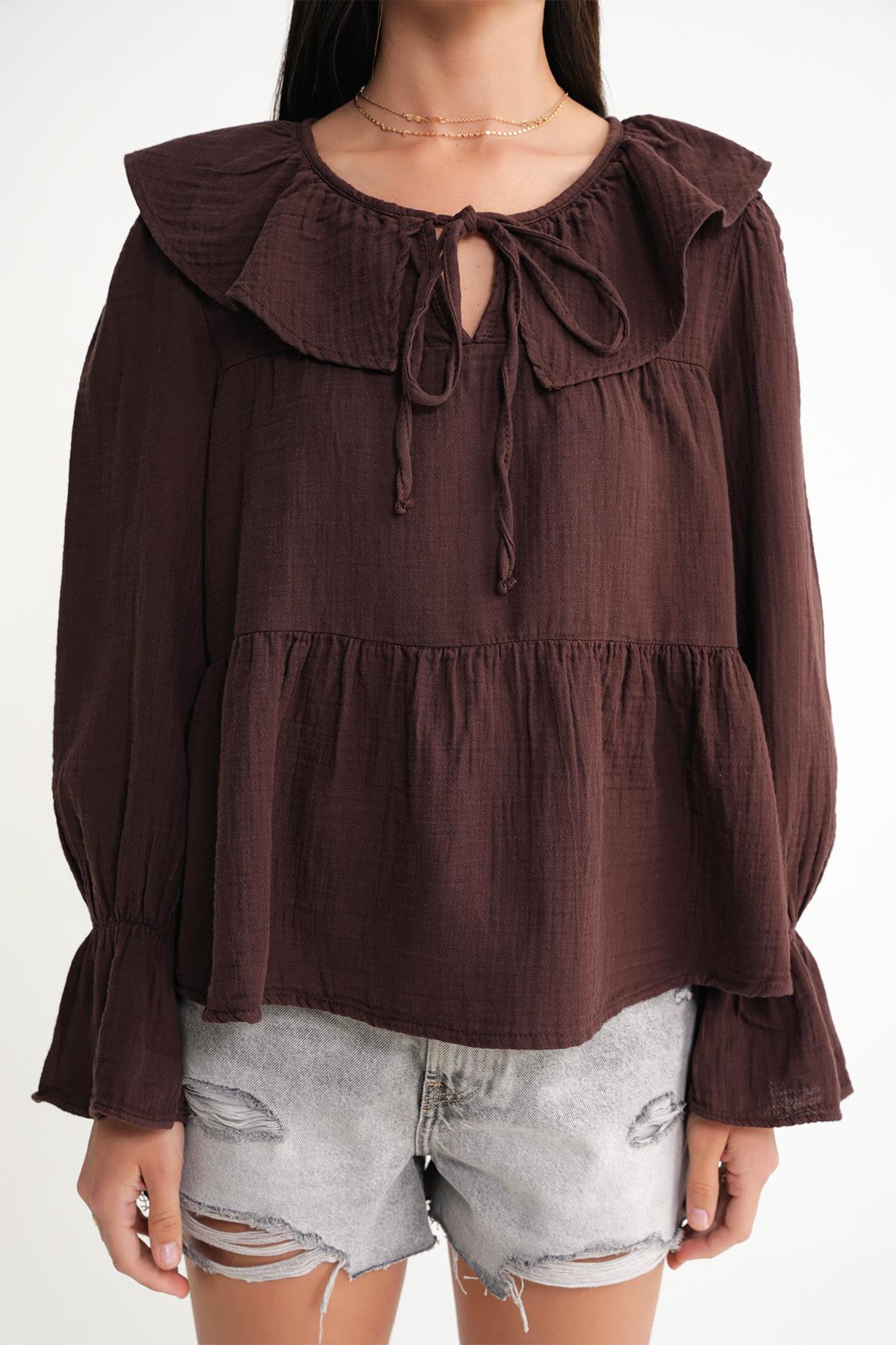4714 Kadın Yakası Volanlı Bol Müslin Bluz Kahve