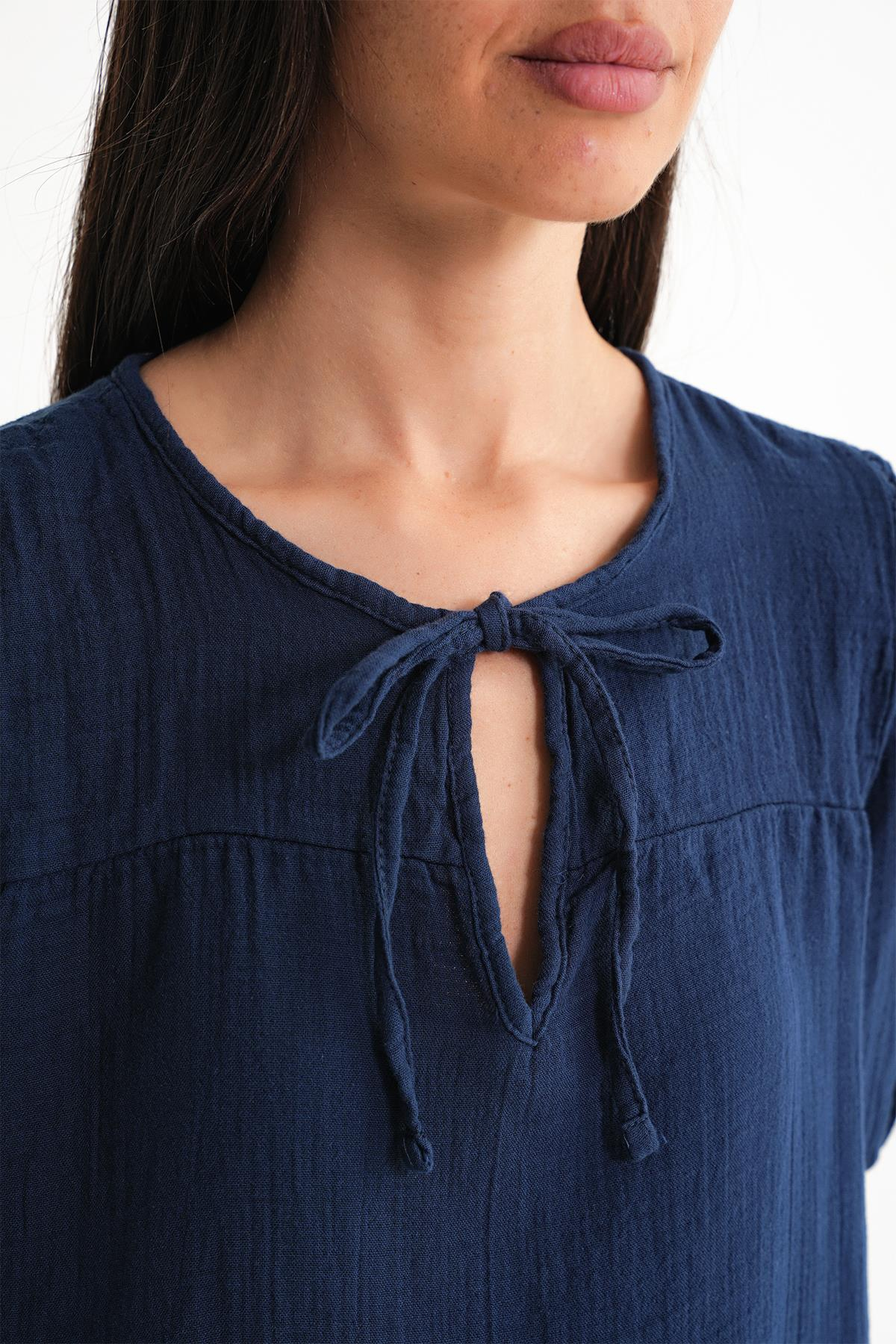 4715 Kadın Yakası Bağlamalı Kısa Kol Müslin Bluz Lacivert