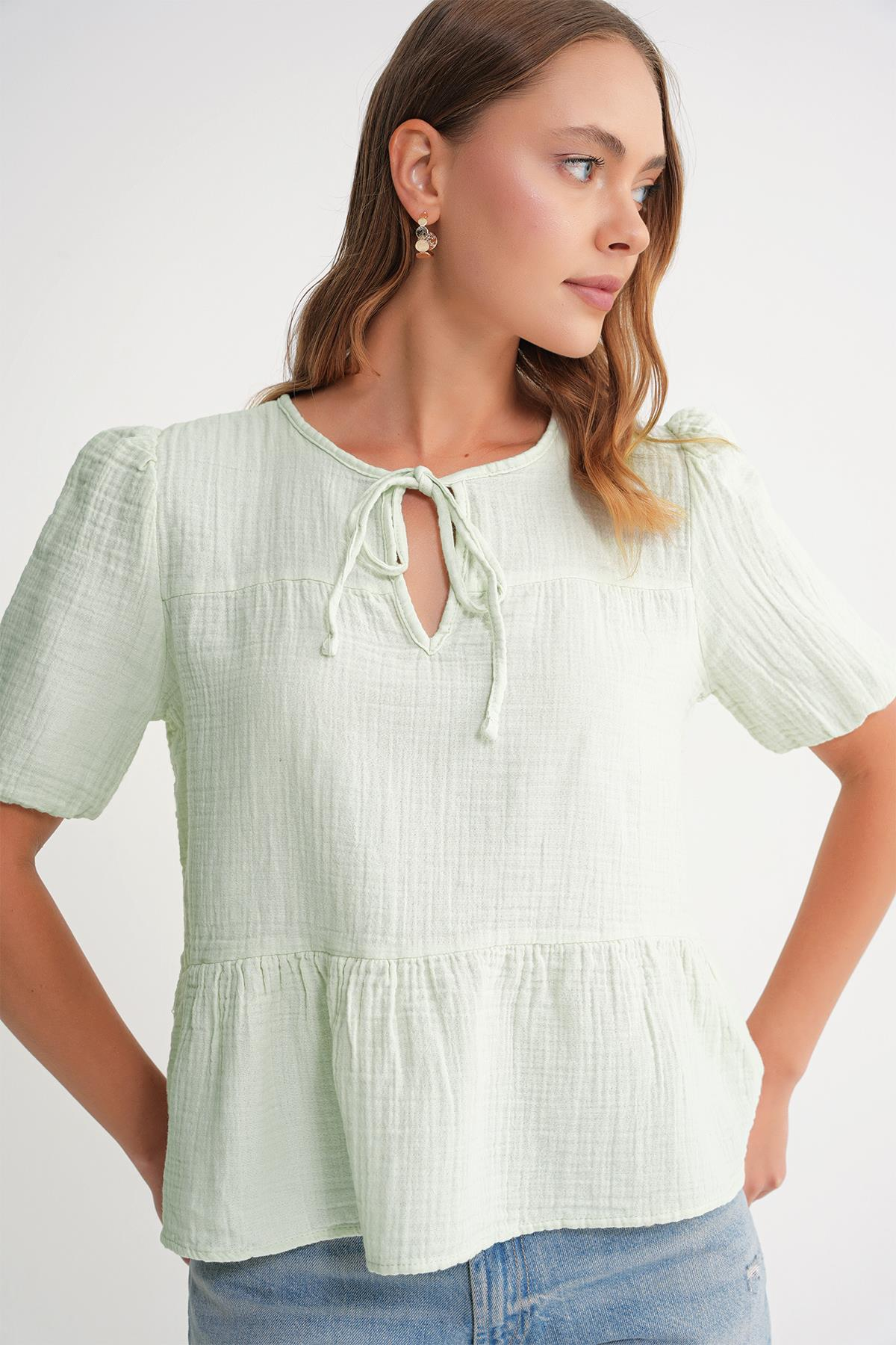 4715 Kadın Yakası Bağlamalı Kısa Kol Müslin Bluz Adaçayı
