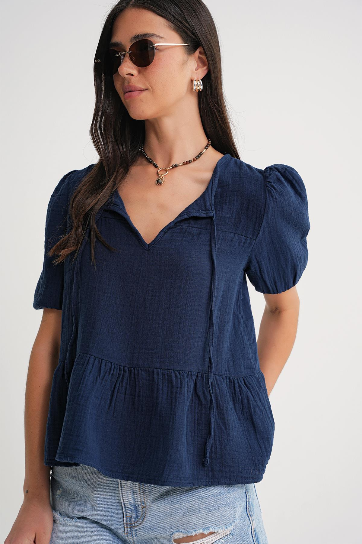 4715 Kadın Yakası Bağlamalı Kısa Kol Müslin Bluz Lacivert