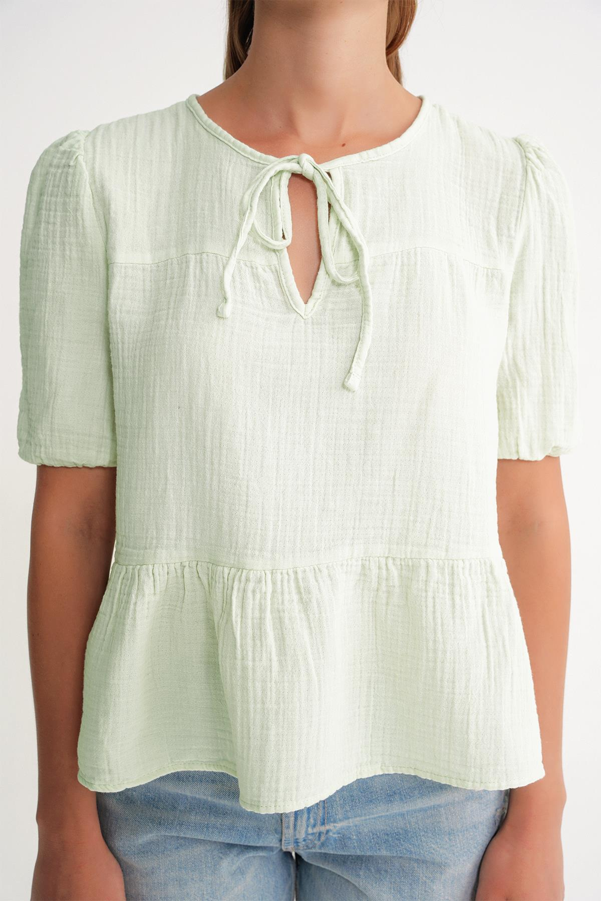 4715 Kadın Yakası Bağlamalı Kısa Kol Müslin Bluz Adaçayı