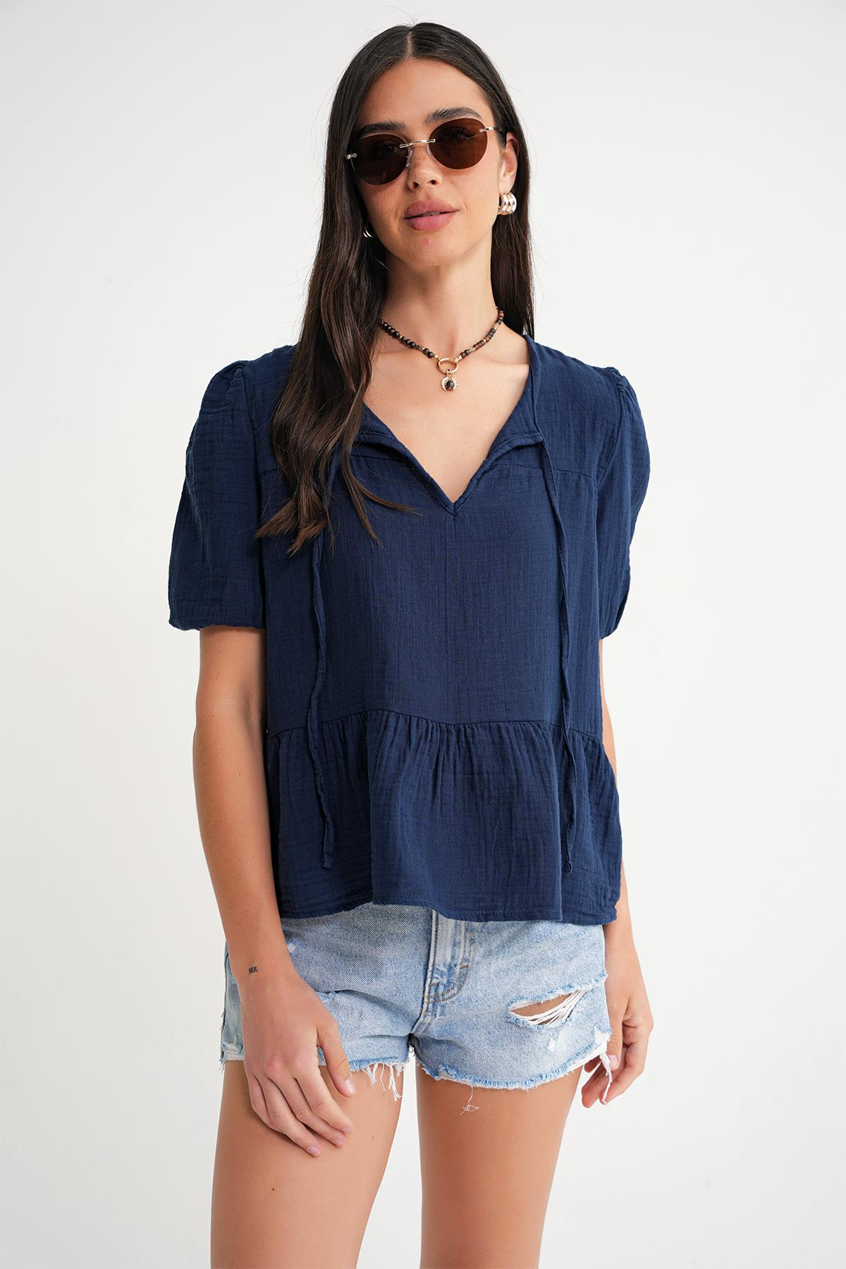 4715 Kadın Yakası Bağlamalı Kısa Kol Müslin Bluz Lacivert