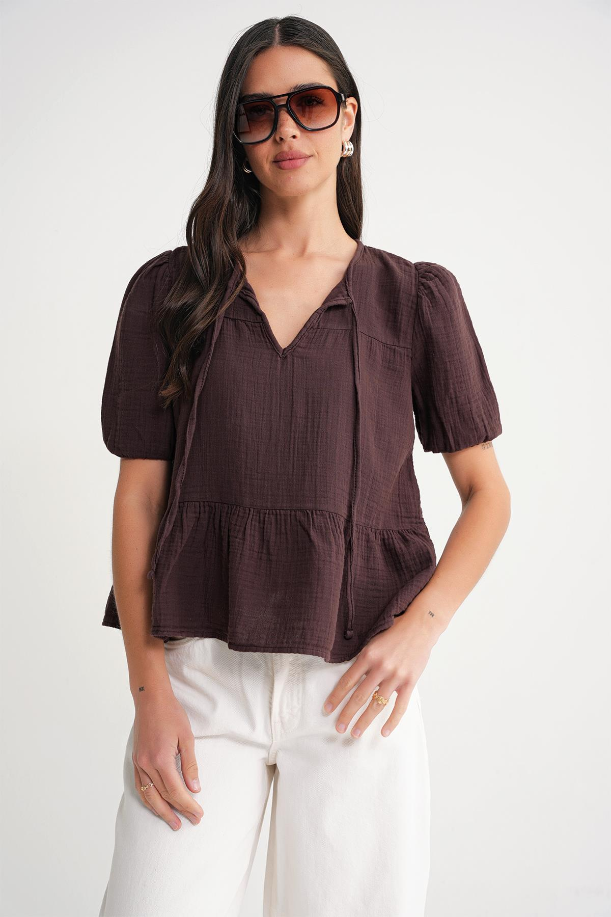 4715 Kadın Yakası Bağlamalı Kısa Kol Müslin Bluz Kahve