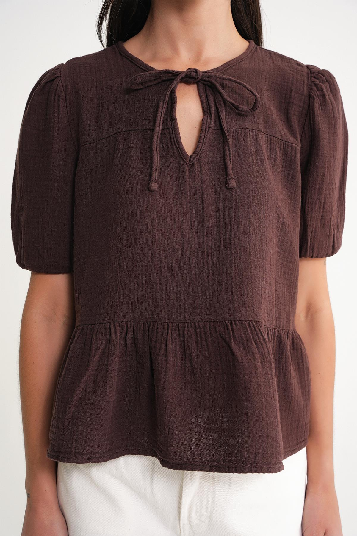 4715 Kadın Yakası Bağlamalı Kısa Kol Müslin Bluz Kahve