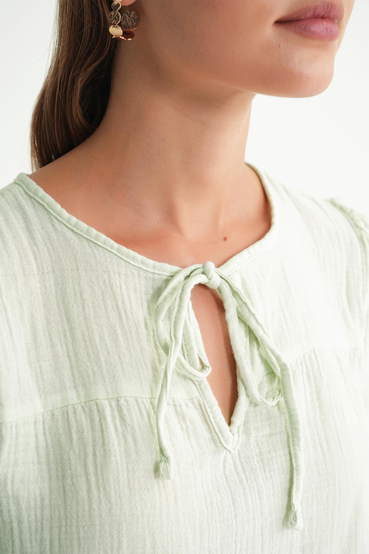 4715 Kadın Yakası Bağlamalı Kısa Kol Müslin Bluz Adaçayı