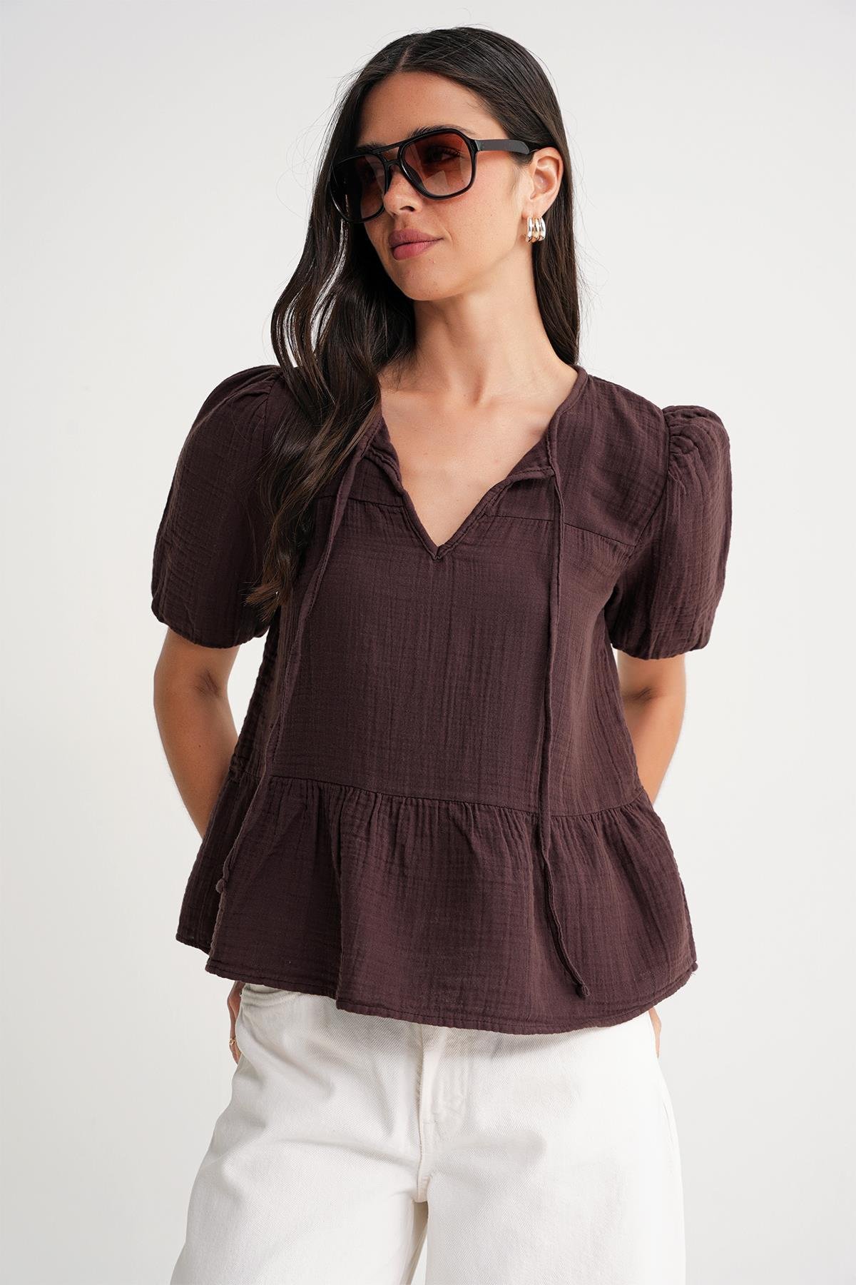 4715 Kadın Yakası Bağlamalı Kısa Kol Müslin Bluz Kahve