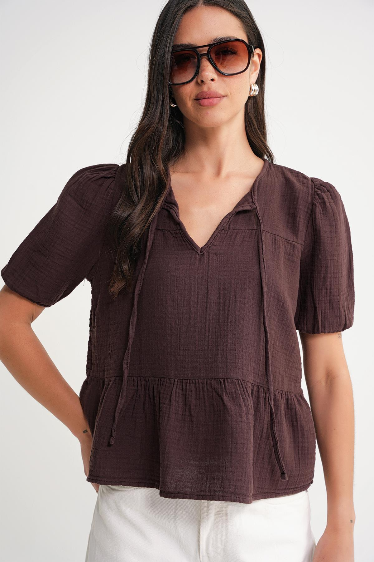 4715 Kadın Yakası Bağlamalı Kısa Kol Müslin Bluz Kahve