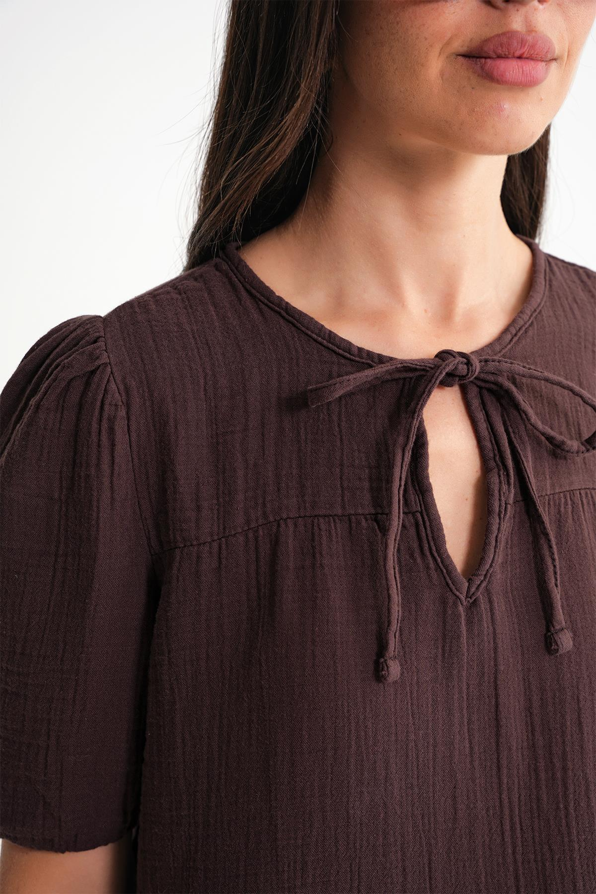 4715 Kadın Yakası Bağlamalı Kısa Kol Müslin Bluz Kahve