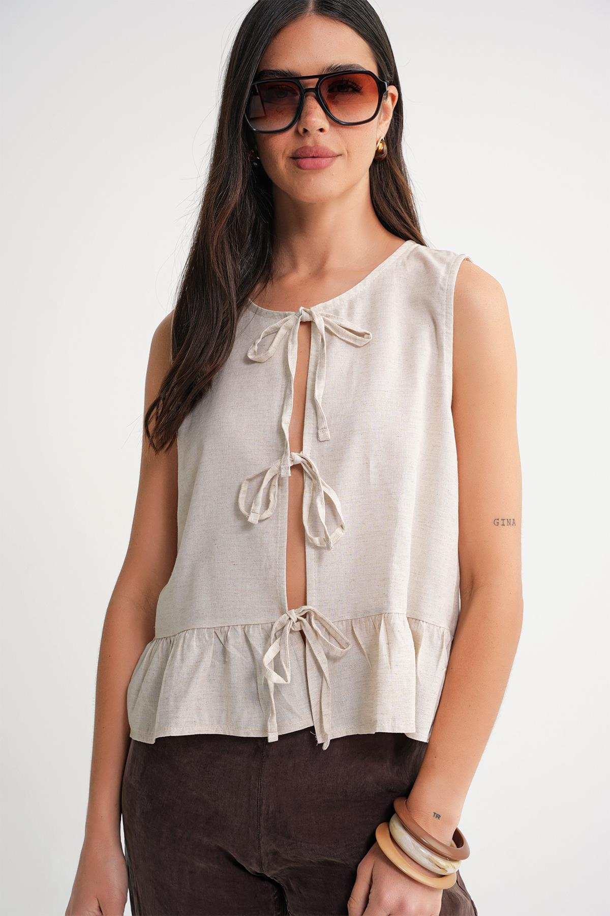 4717 Kadın Önü Bağcıklı Fırfırlı Kolsuz Keten Bluz Naturel