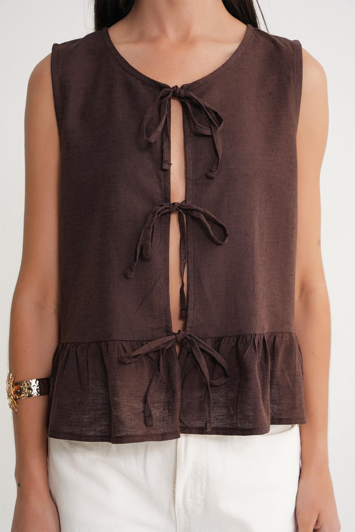 4717 Kadın Önü Bağcıklı Fırfırlı Kolsuz Keten Bluz Kahve