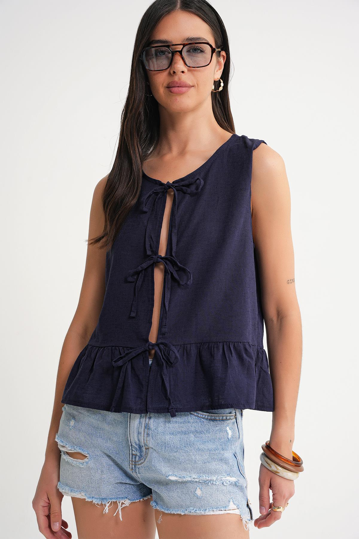 4717 Kadın Önü Bağcıklı Fırfırlı Kolsuz Keten Bluz Lacivert