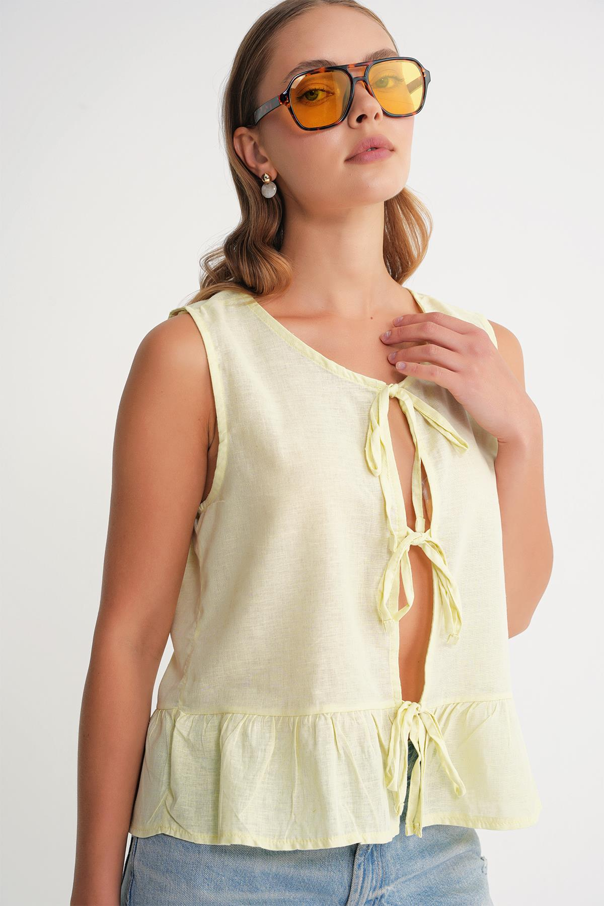 4717 Kadın Önü Bağcıklı Fırfırlı Kolsuz Keten Bluz Sarı