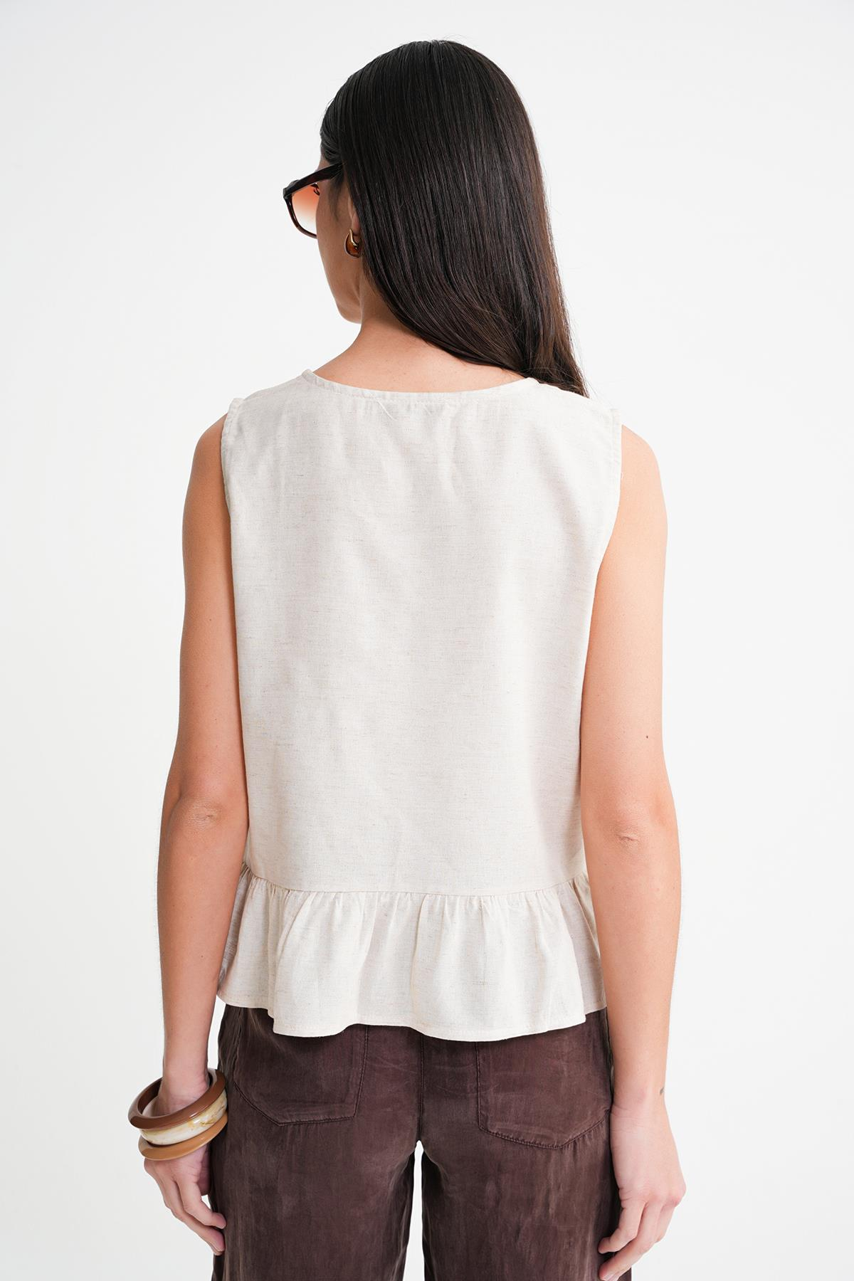 4717 Kadın Önü Bağcıklı Fırfırlı Kolsuz Keten Bluz Naturel