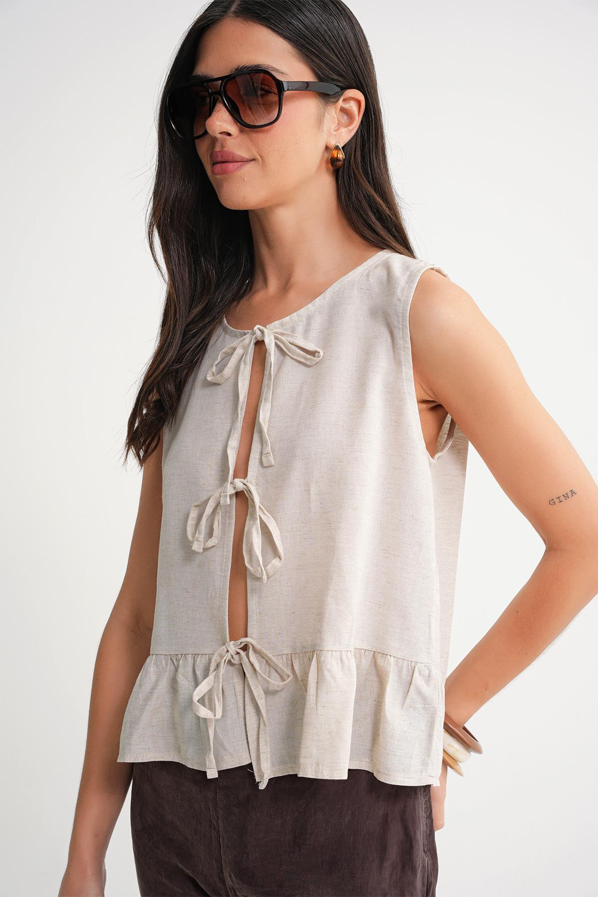 4717 Kadın Önü Bağcıklı Fırfırlı Kolsuz Keten Bluz Naturel