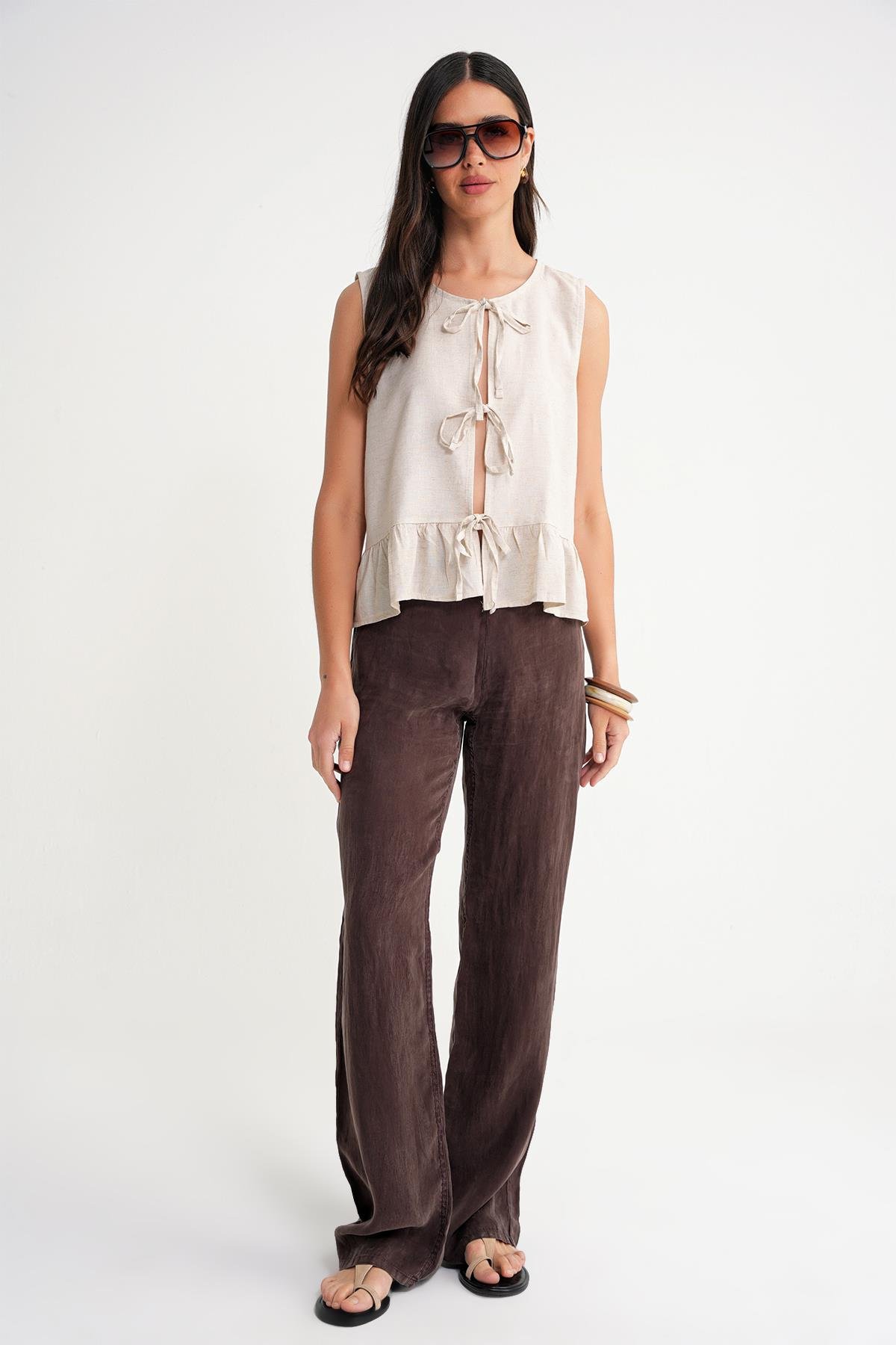 4717 Kadın Önü Bağcıklı Fırfırlı Kolsuz Keten Bluz Naturel