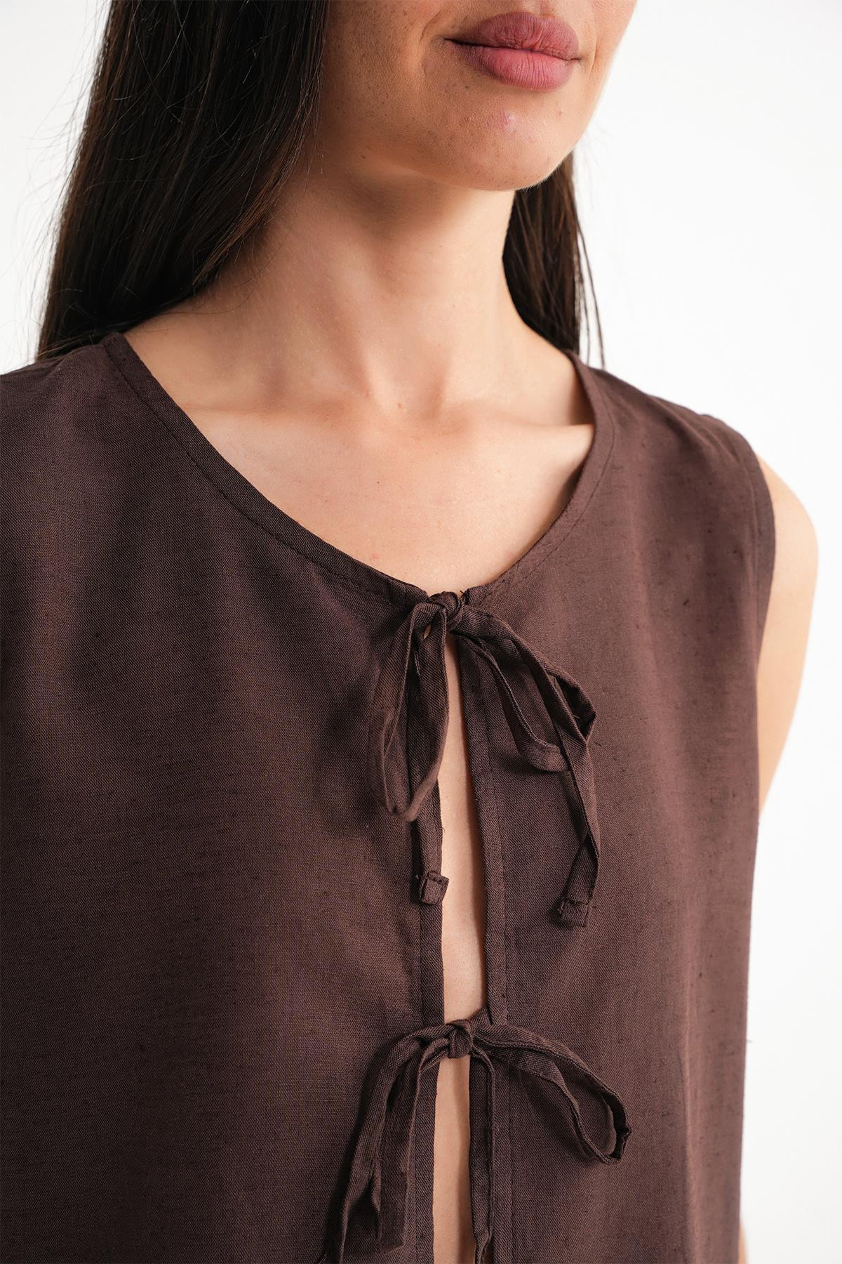 4717 Kadın Önü Bağcıklı Fırfırlı Kolsuz Keten Bluz Kahve