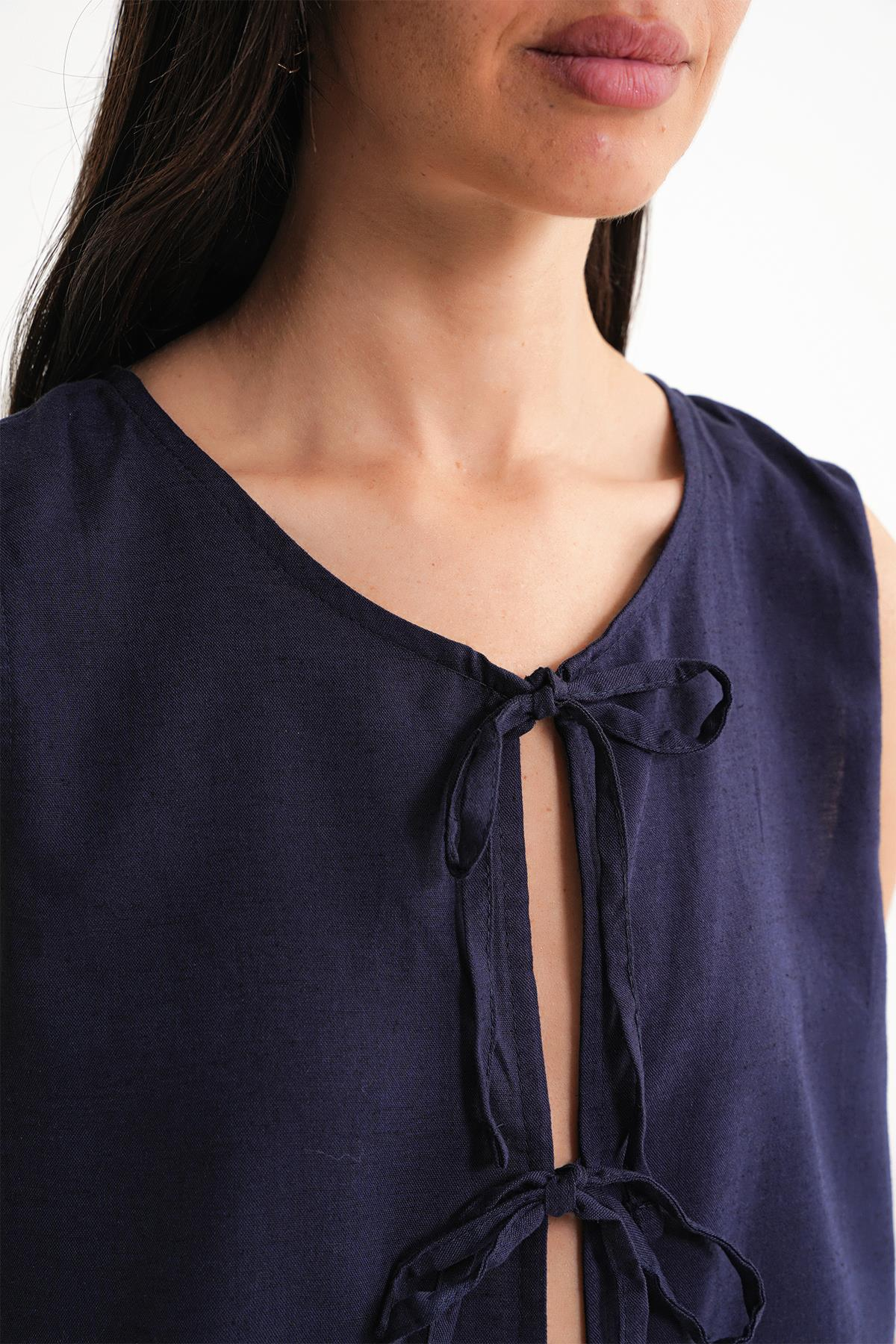 4717 Kadın Önü Bağcıklı Fırfırlı Kolsuz Keten Bluz Lacivert