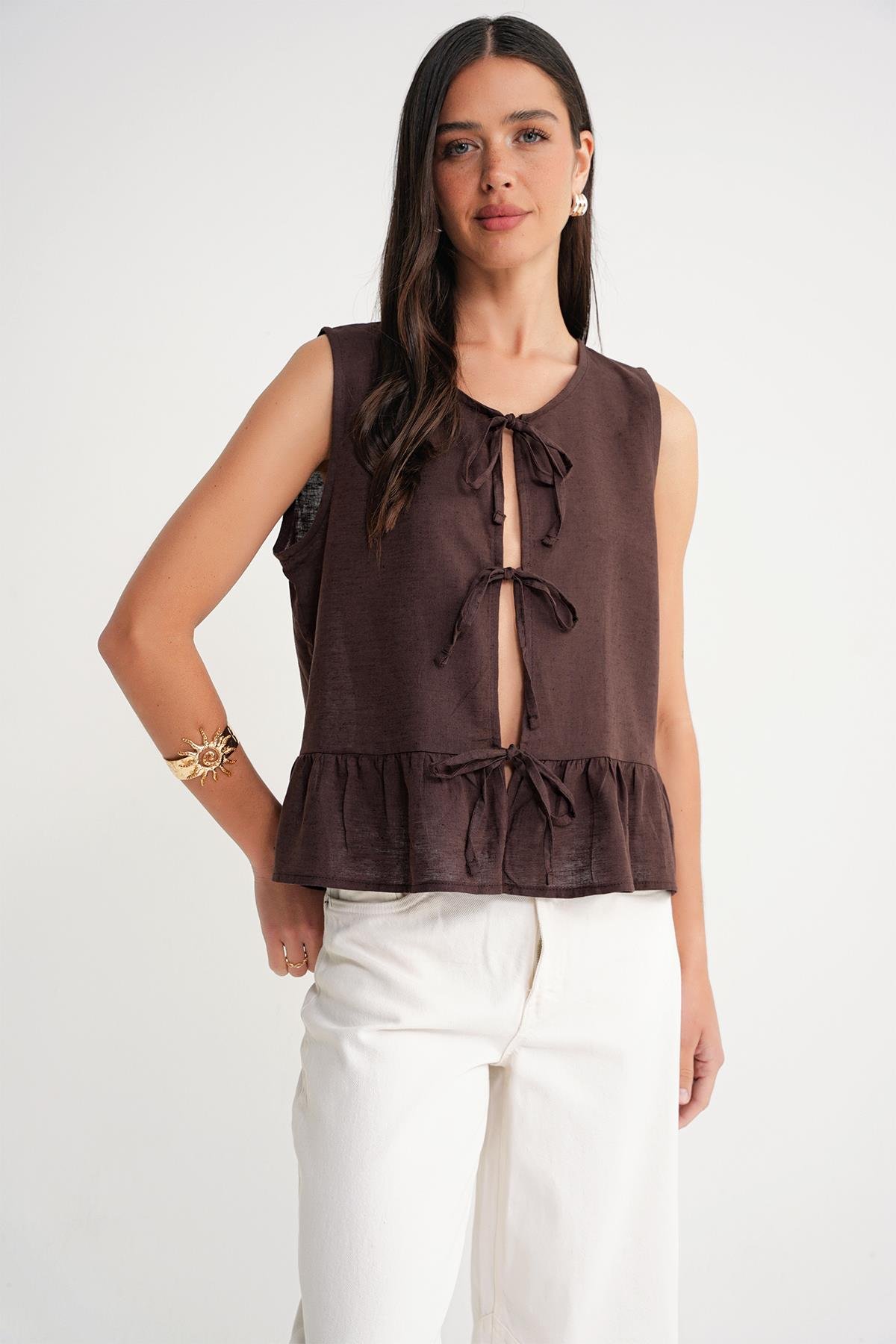 4717 Kadın Önü Bağcıklı Fırfırlı Kolsuz Keten Bluz Kahve