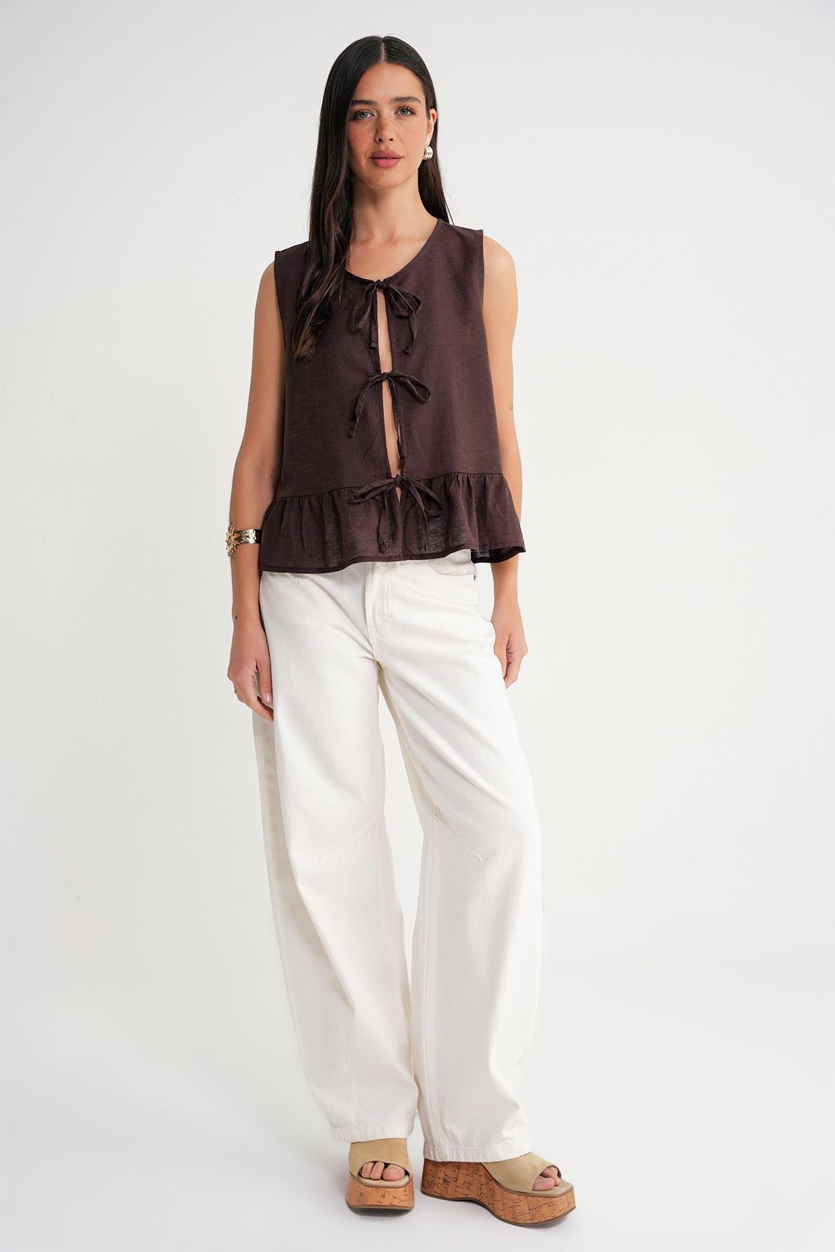 4717 Kadın Önü Bağcıklı Fırfırlı Kolsuz Keten Bluz Kahve