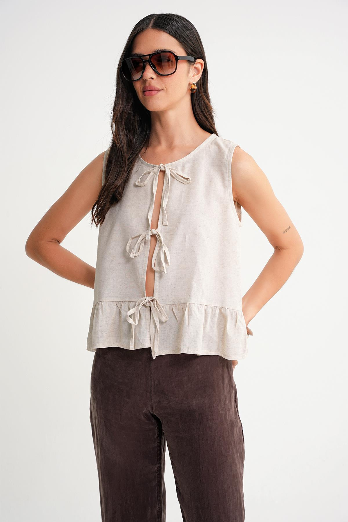 4717 Kadın Önü Bağcıklı Fırfırlı Kolsuz Keten Bluz Naturel