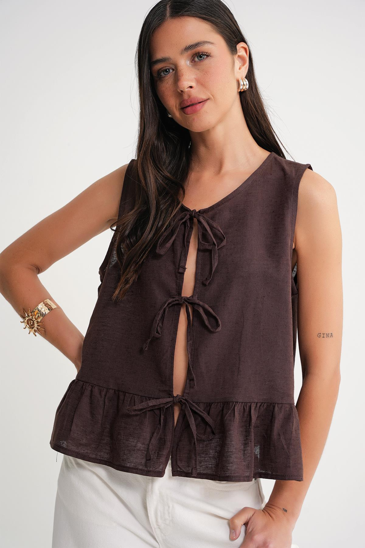 4717 Kadın Önü Bağcıklı Fırfırlı Kolsuz Keten Bluz Kahve