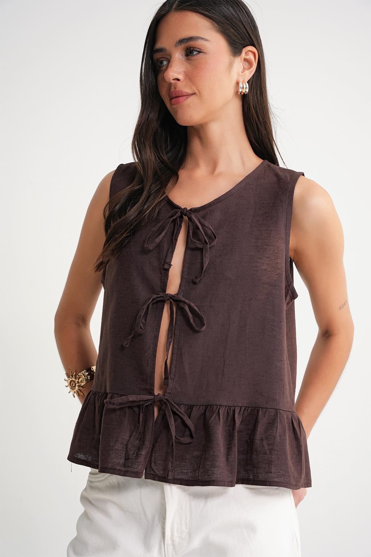 4717 Kadın Önü Bağcıklı Fırfırlı Kolsuz Keten Bluz Kahve