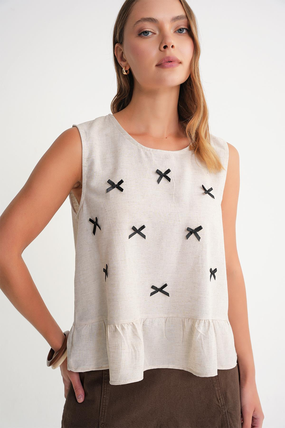 4718 Kadın Fiyonk Detaylı Fırfırlı Keten Bluz Bej