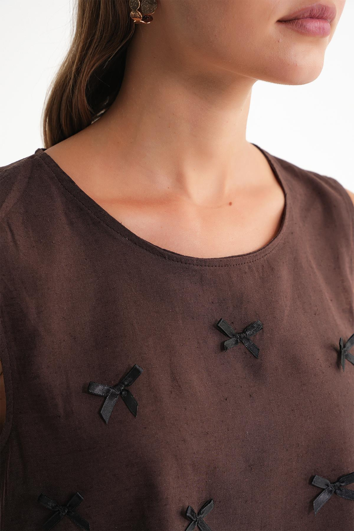 4718 Kadın Fiyonk Detaylı Fırfırlı Keten Bluz Kahve