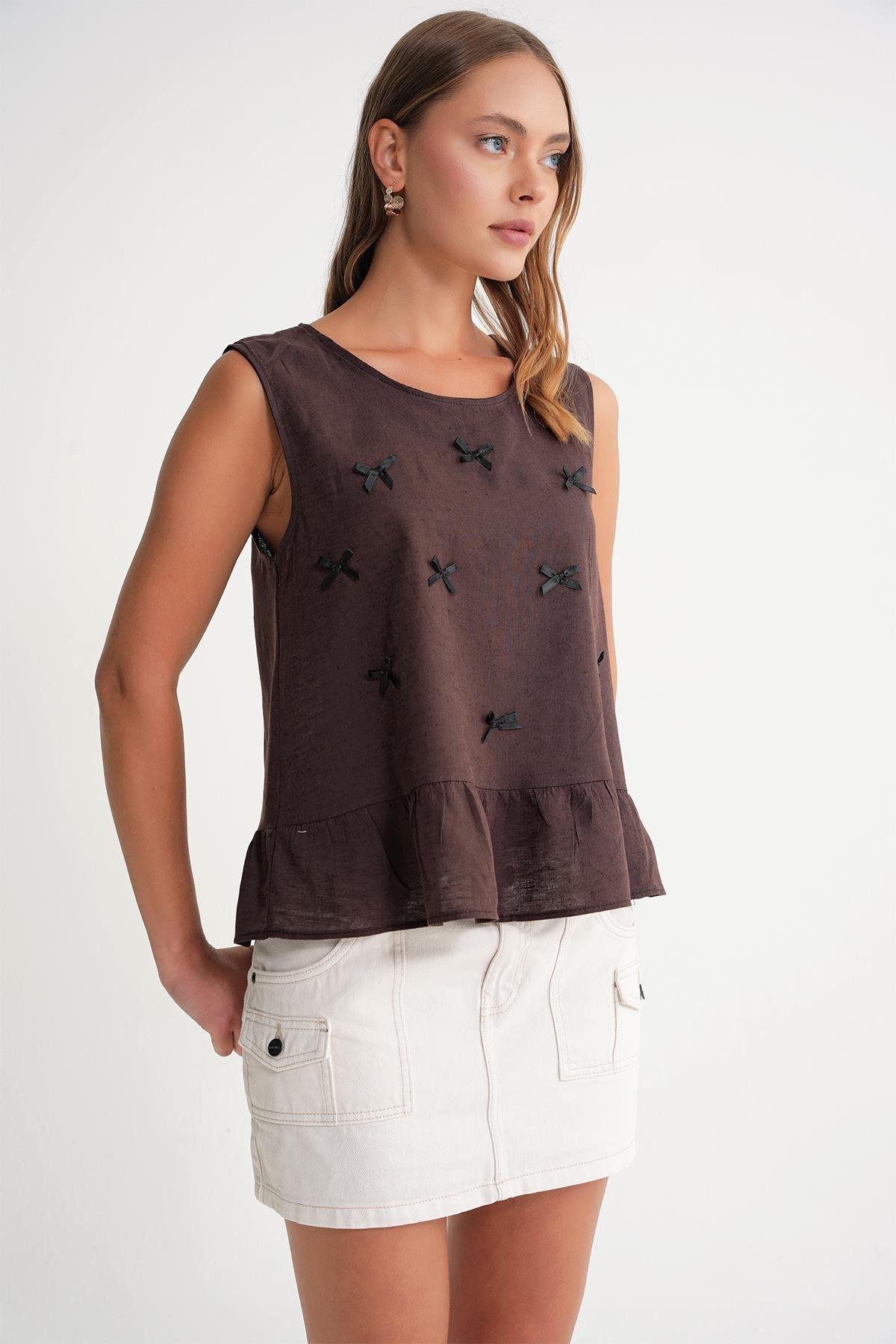 4718 Kadın Fiyonk Detaylı Fırfırlı Keten Bluz Kahve