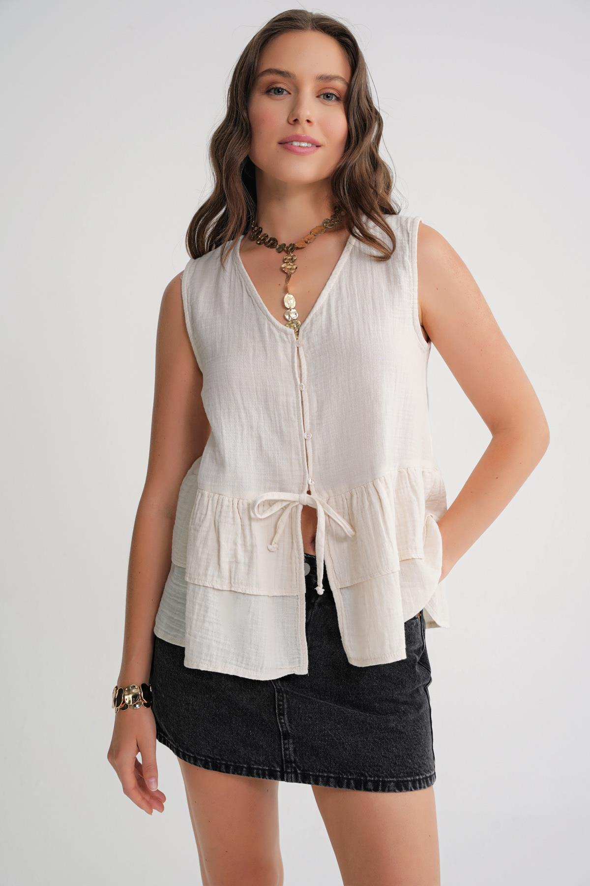 4722 Kadın V Yaka Fırfırlı Müslin Bluz Naturel