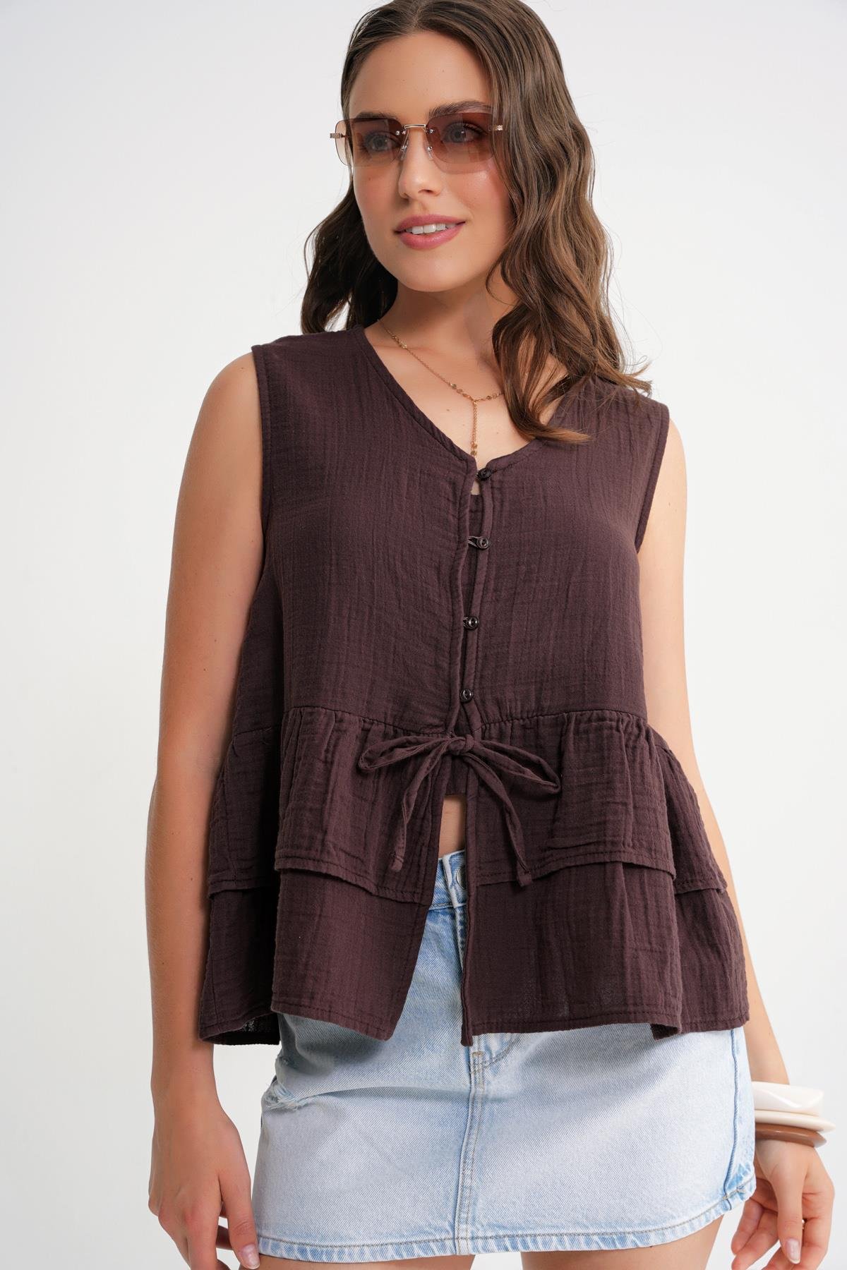 4722 Kadın V Yaka Fırfırlı Müslin Bluz Kahve