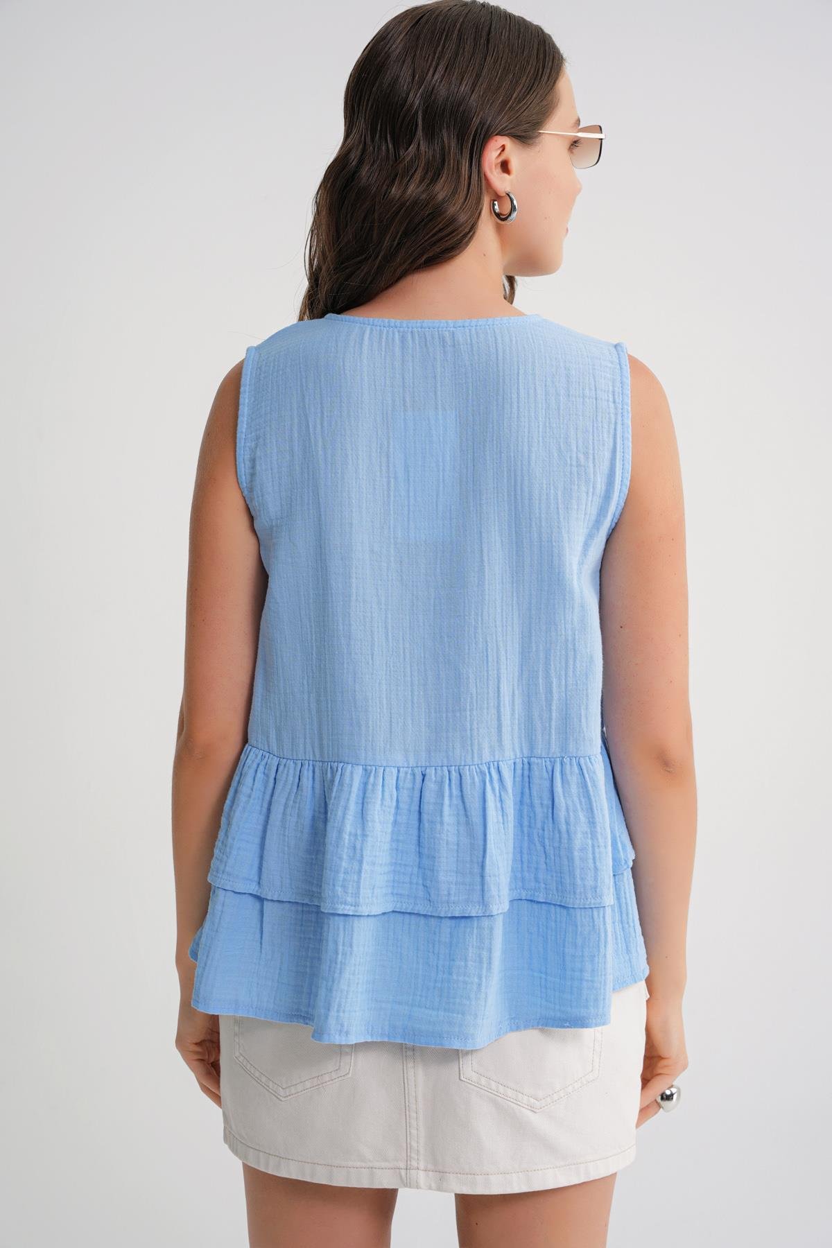 4722 Kadın V Yaka Fırfırlı Müslin Bluz Bebe Mavi