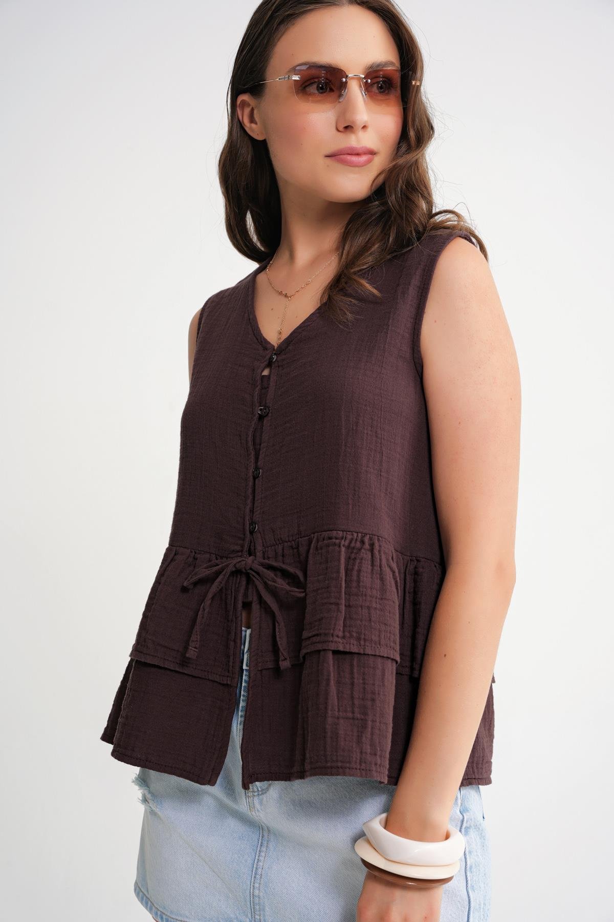 4722 Kadın V Yaka Fırfırlı Müslin Bluz Kahve