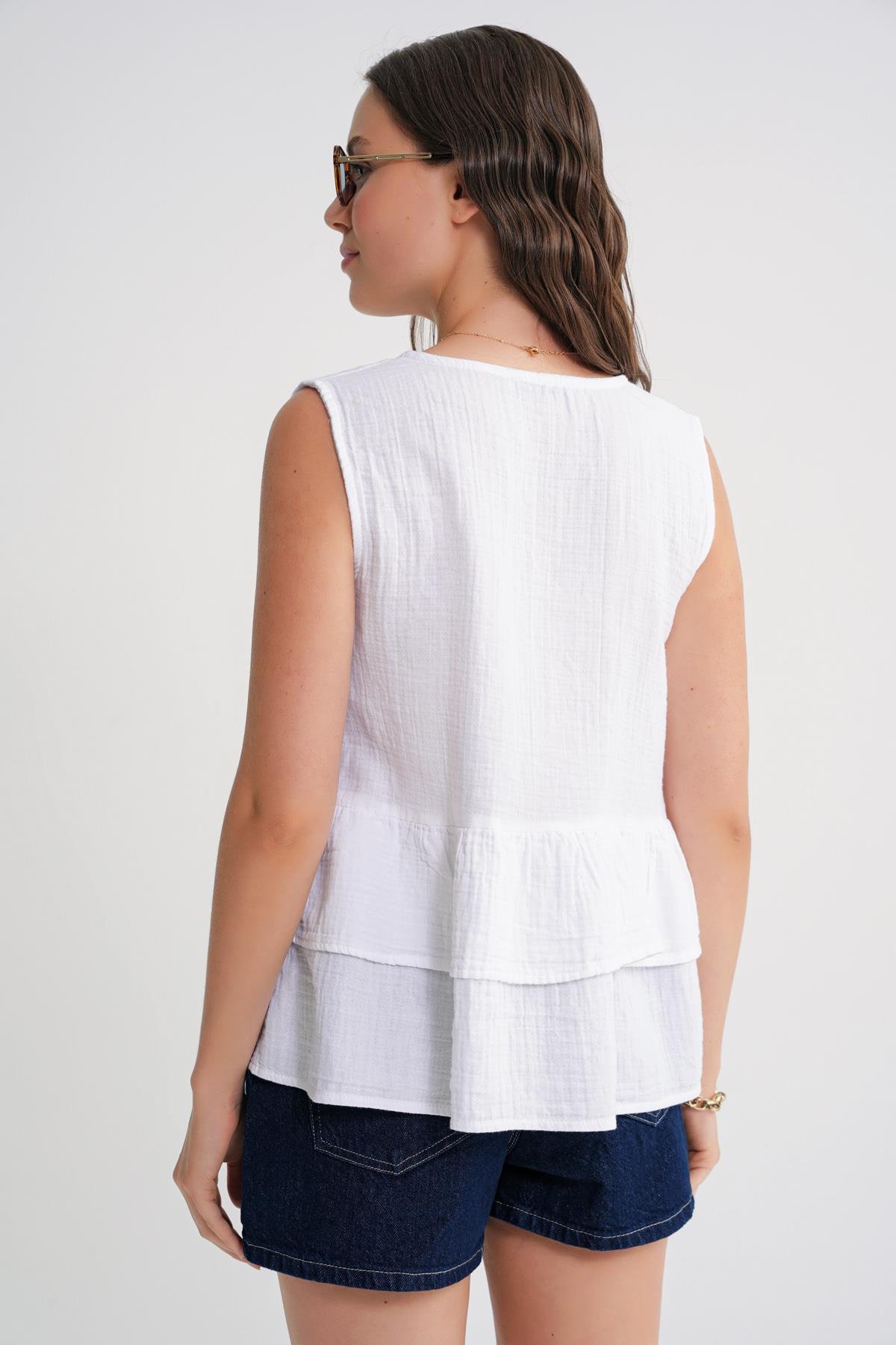 4722 Kadın V Yaka Fırfırlı Müslin Bluz Beyaz