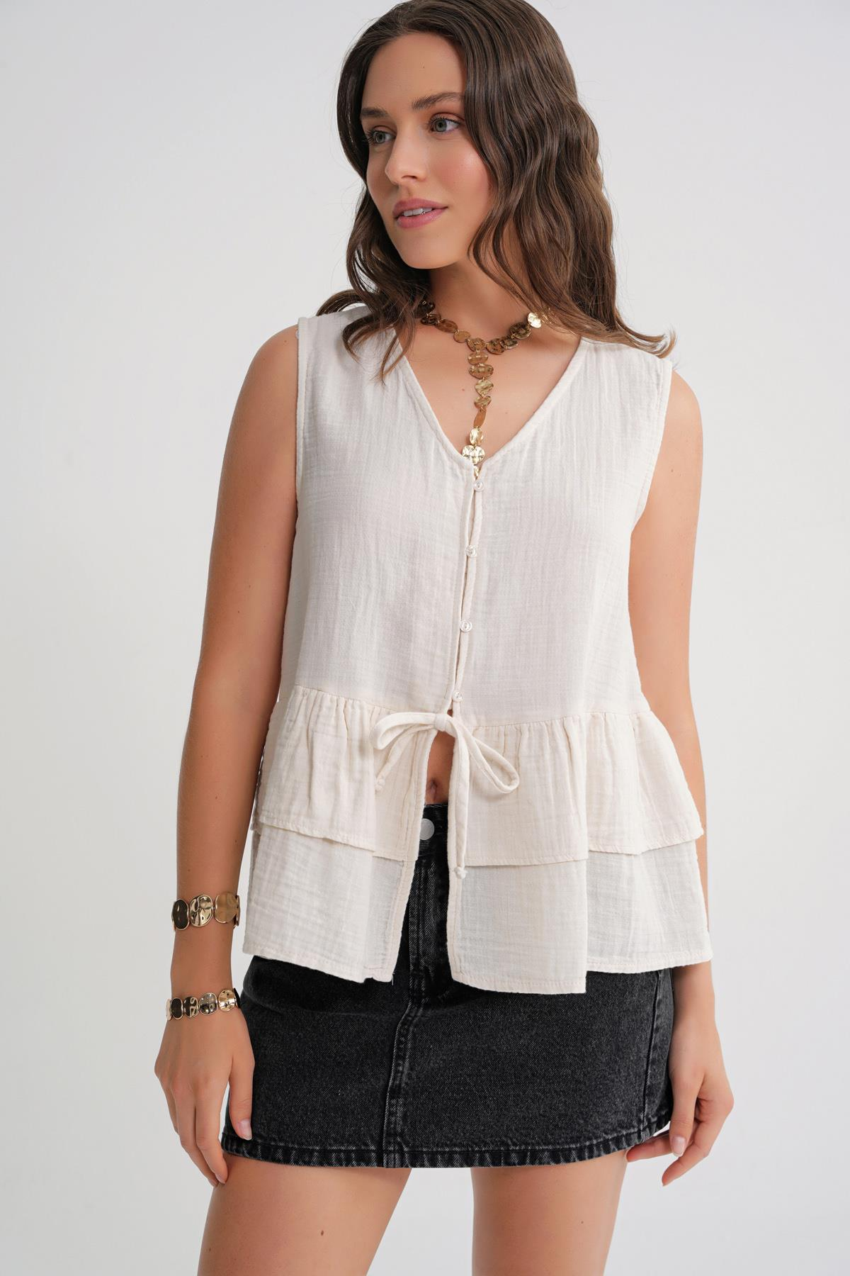 4722 Kadın V Yaka Fırfırlı Müslin Bluz Naturel